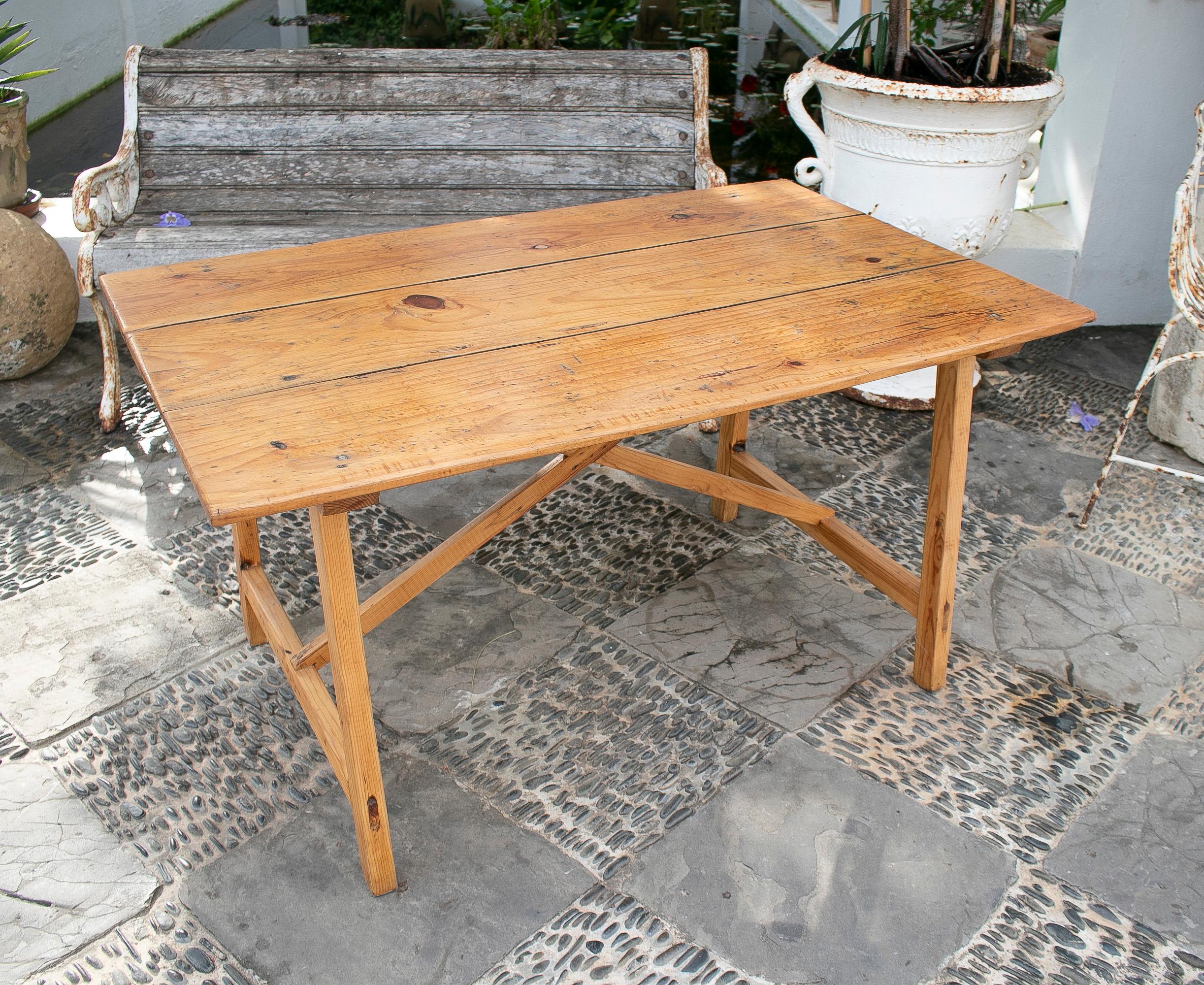 Simple Spanish country table in pine wood.