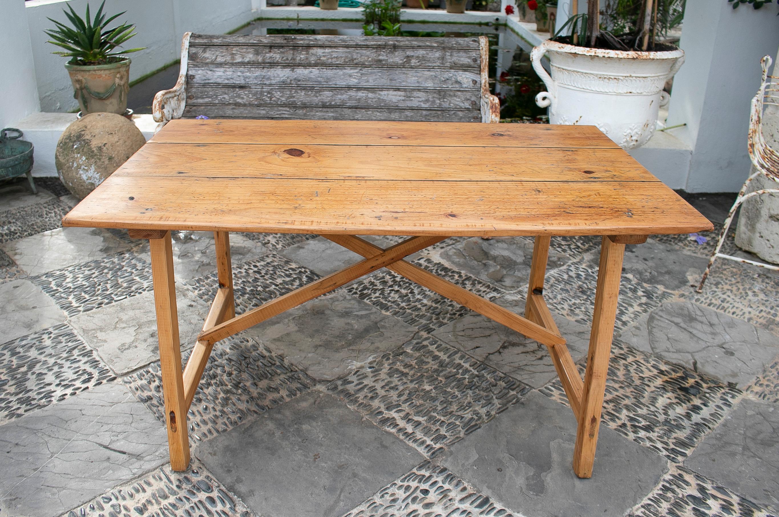 Simple Spanish Country Table in Pine Wood In Good Condition For Sale In Marbella, ES