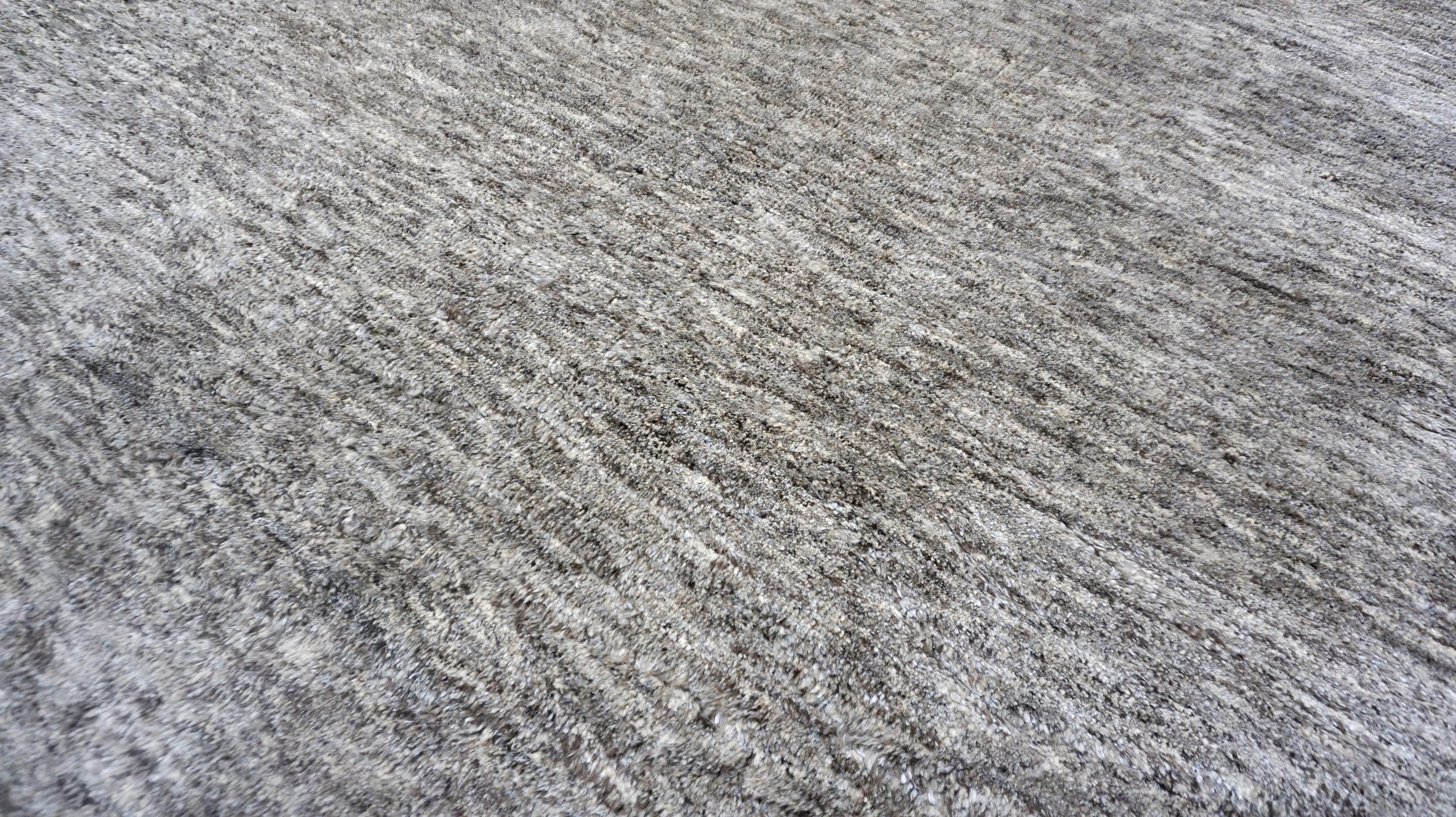Minimaliste Tapis en laine à texture simple et à poils pelucheux Modernity Brown Grey 14'x20'. en vente