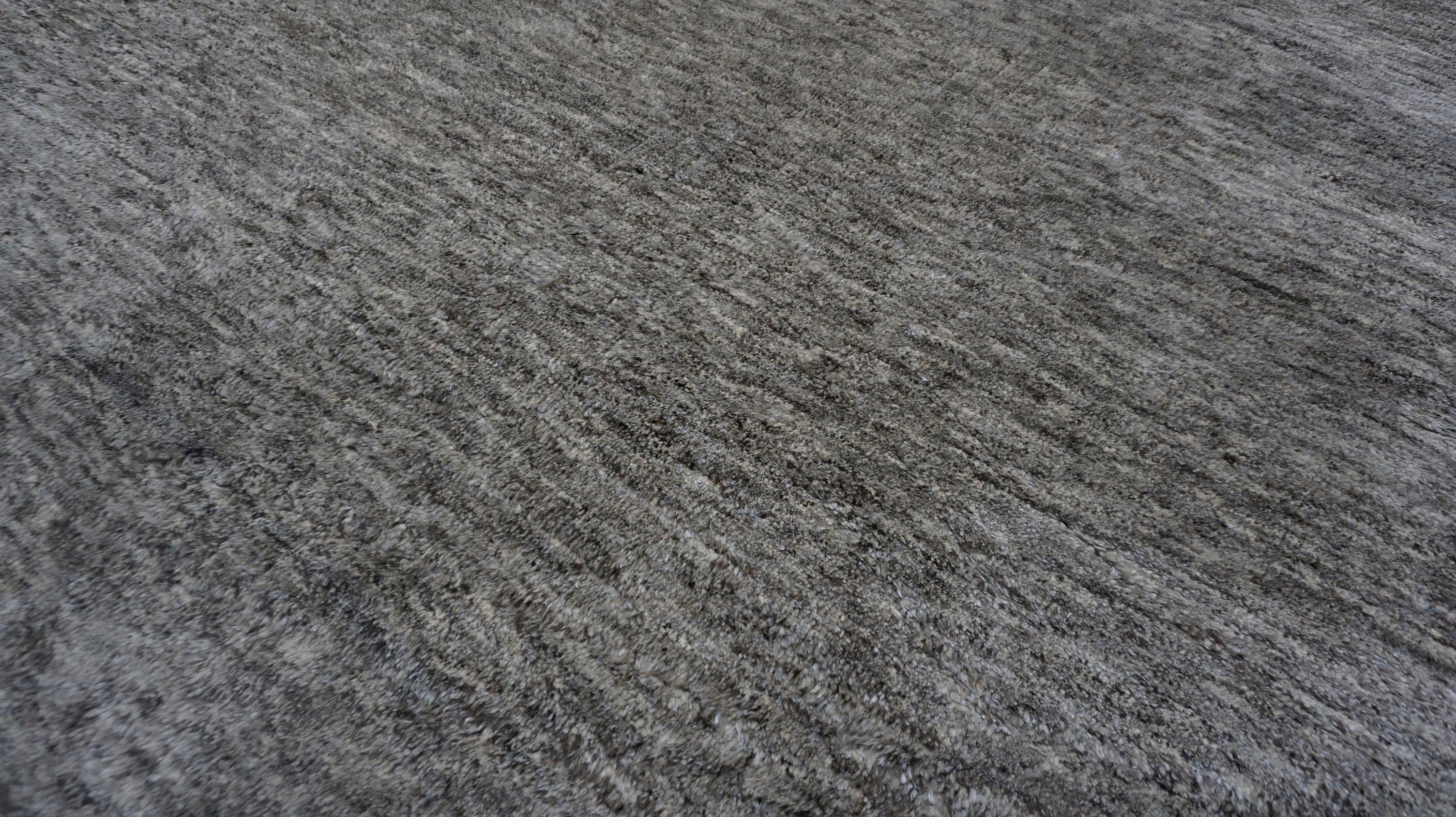 Laine Tapis en laine à texture simple et à poils pelucheux Modernity Brown Grey 14'x20'. en vente