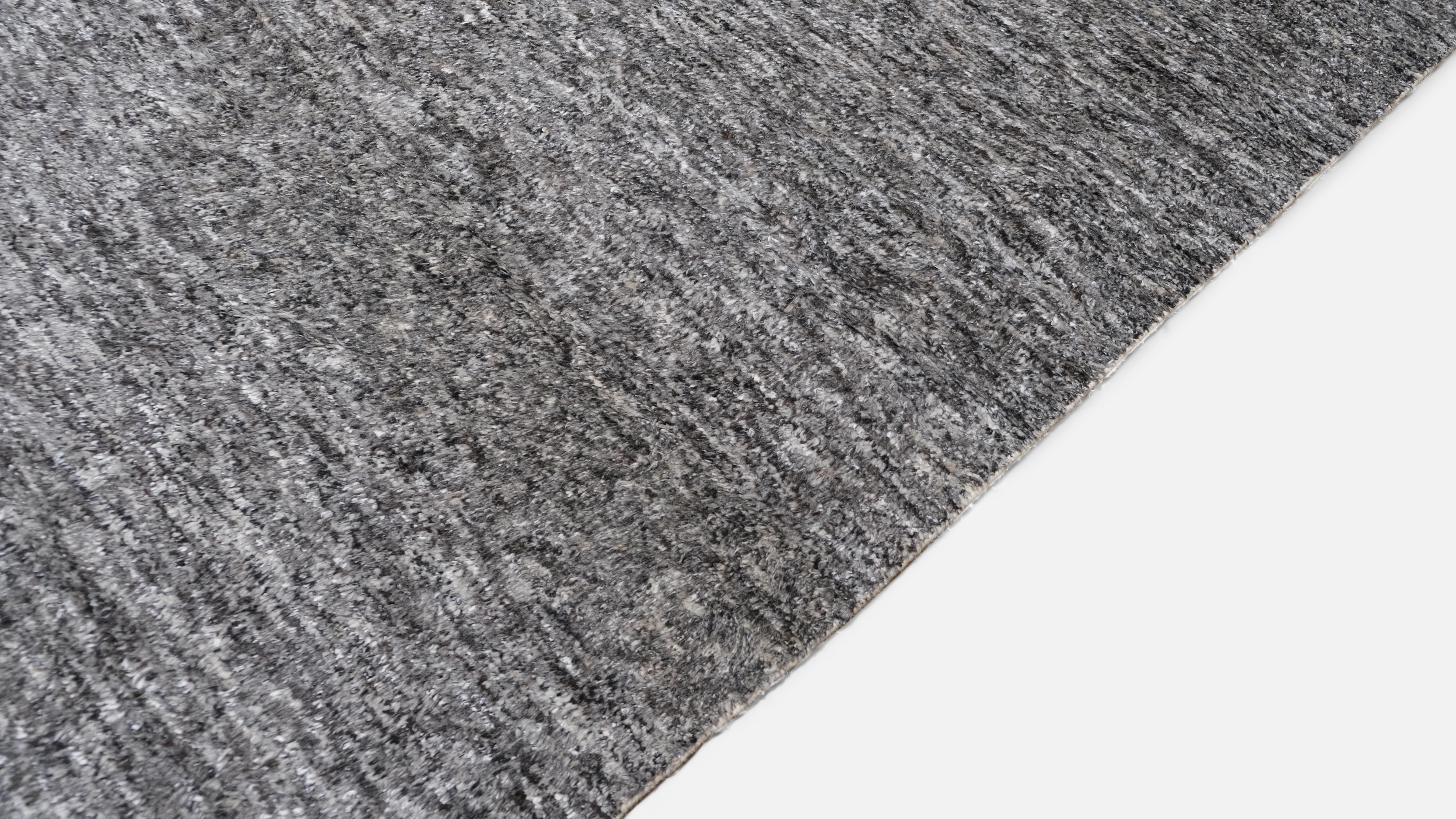 Einfacher strukturierter anthrazitgrauer Wollteppich 12'1''x16'1'' (Asiatisch) im Angebot