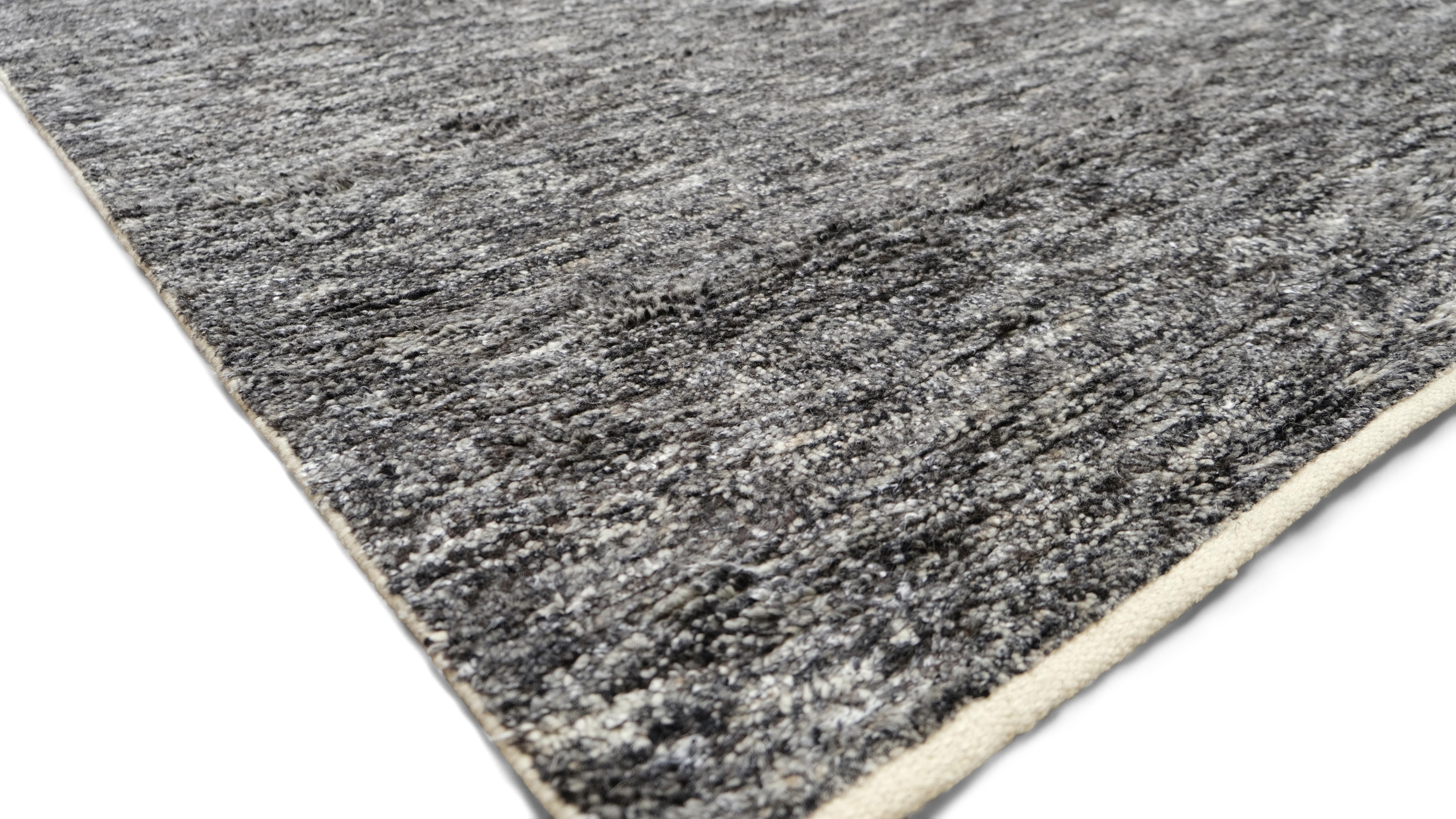 Einfacher strukturierter anthrazitgrauer Wollteppich 12'1''x16'1'' (Handgeknüpft) im Angebot