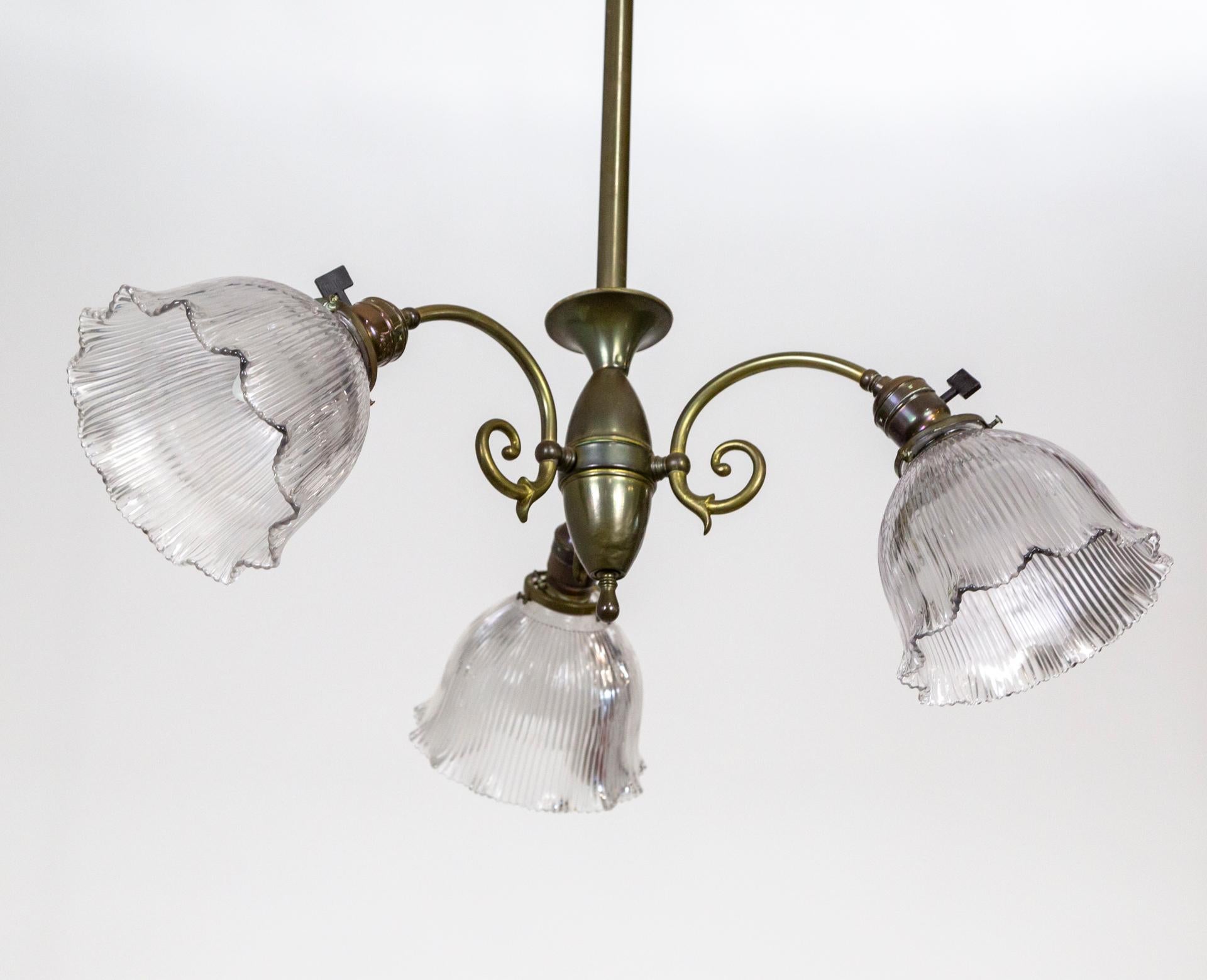 Fin du XIXe siècle Lustre victorien simple en laiton avec abat-jours en verre holophane à volants en vente