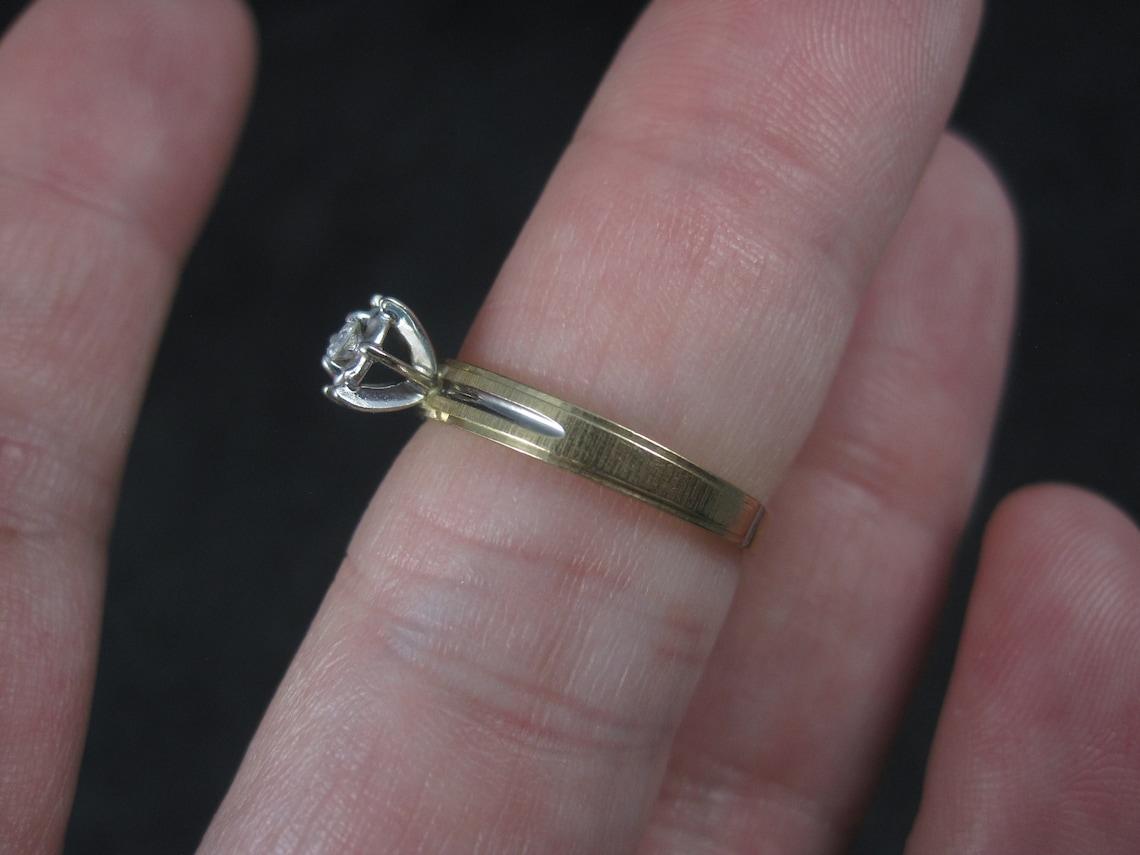 Simple Vintage 10K Diamond Illusion Solitaire Engagement Ring Size 6 In Excellent Condition For Sale In Webster, SD