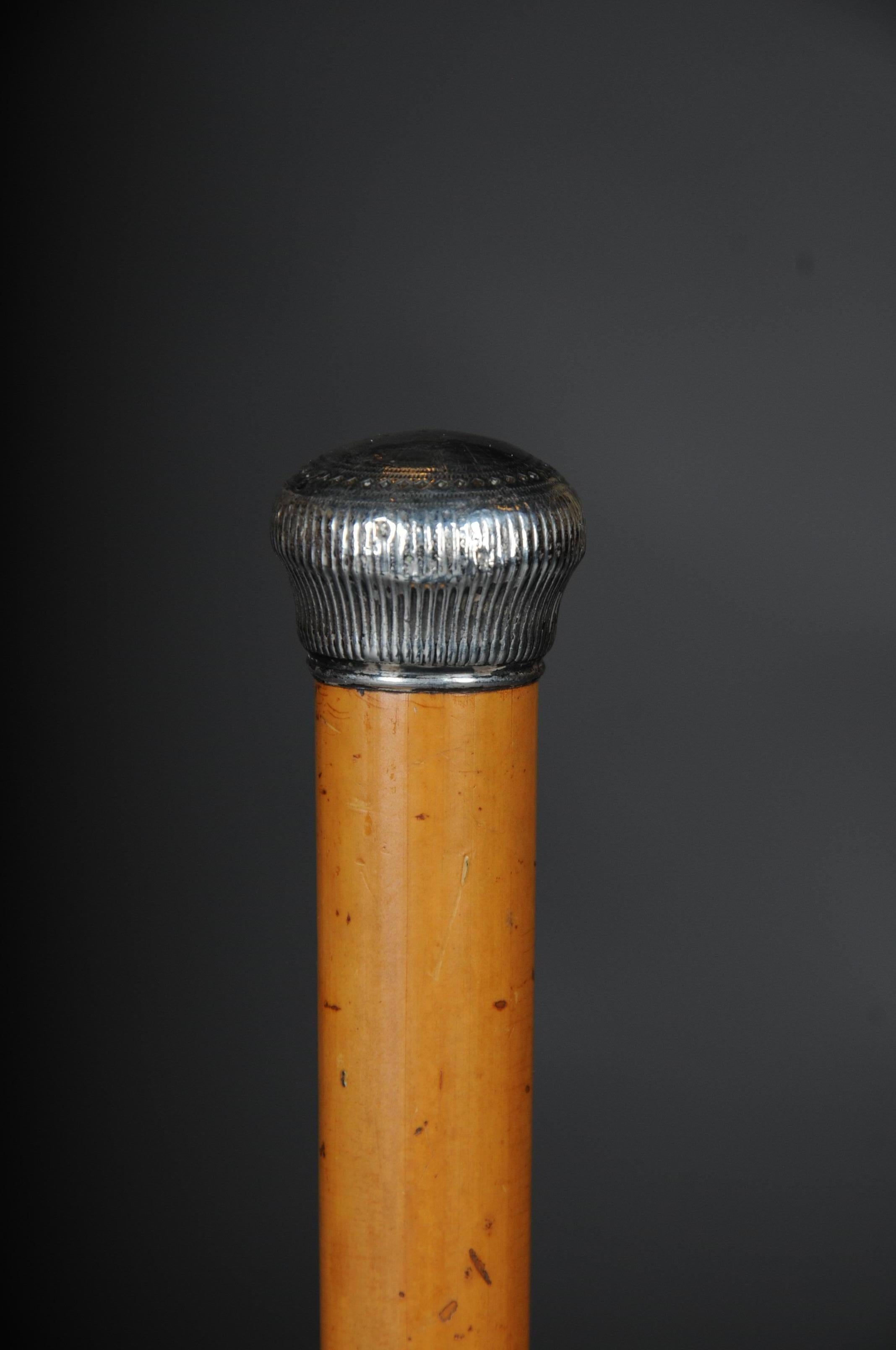Solid birch wood with 800 silver mount, circa 19th century. The spout at the end of the stick is also made of 800 silver. Silver knob and spout with age-related signs of wear.
(V - 178).
