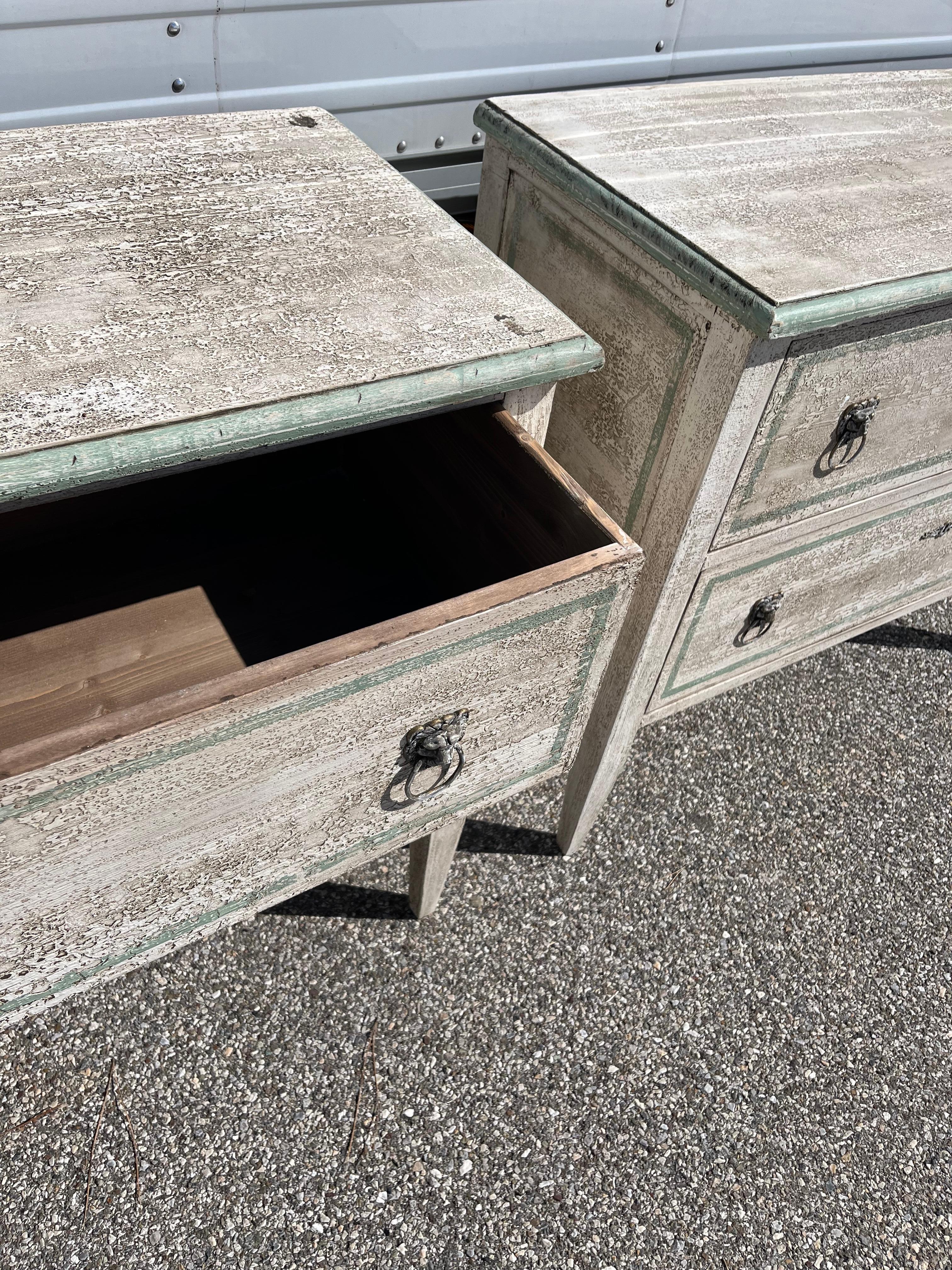 Periodo contemporaneo Simple white patina drawer in vendita