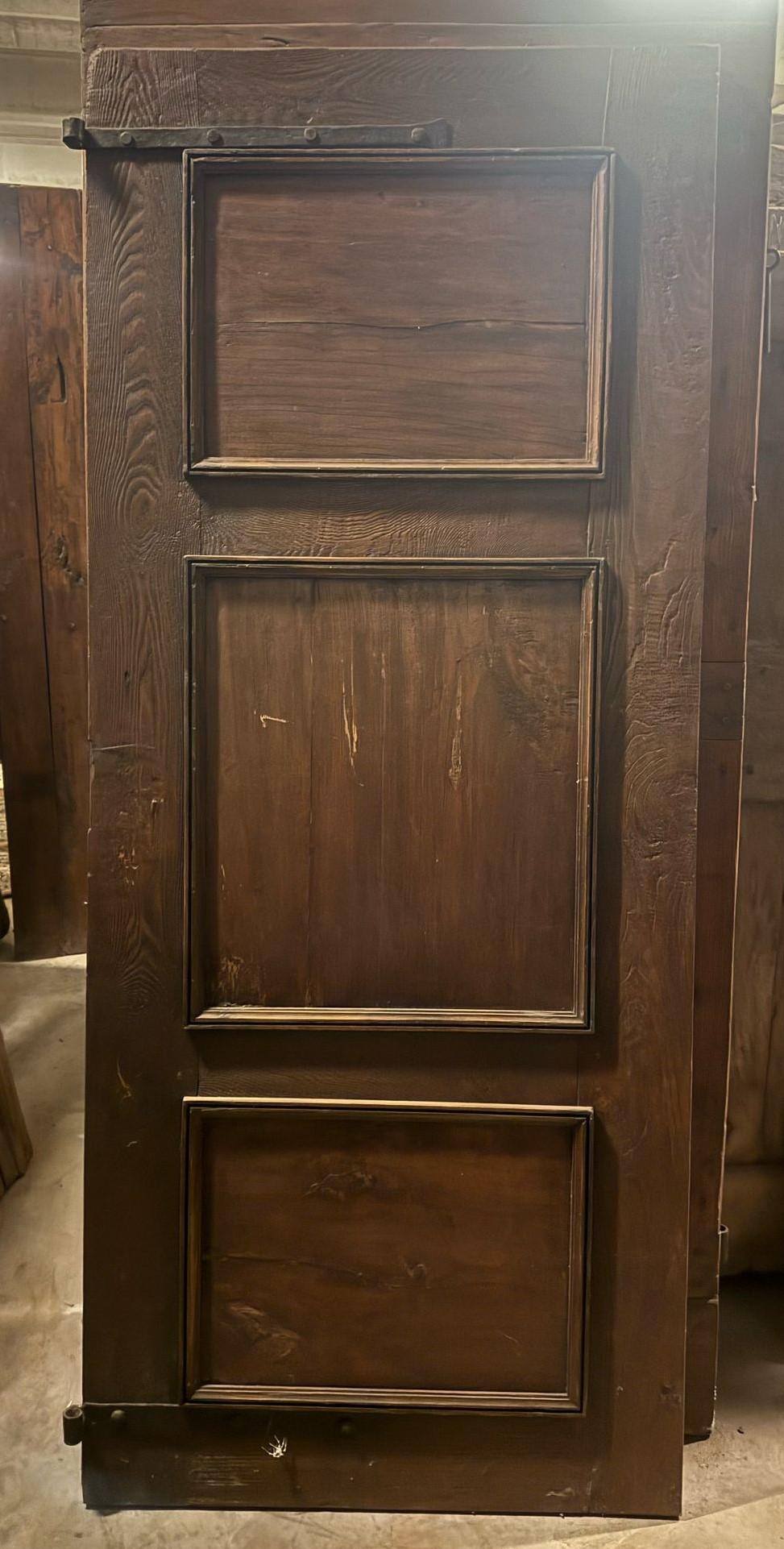 XIXe siècle Porte intérieure simple en bois, sculptée à une seule feuille avec carrés, Italie en vente