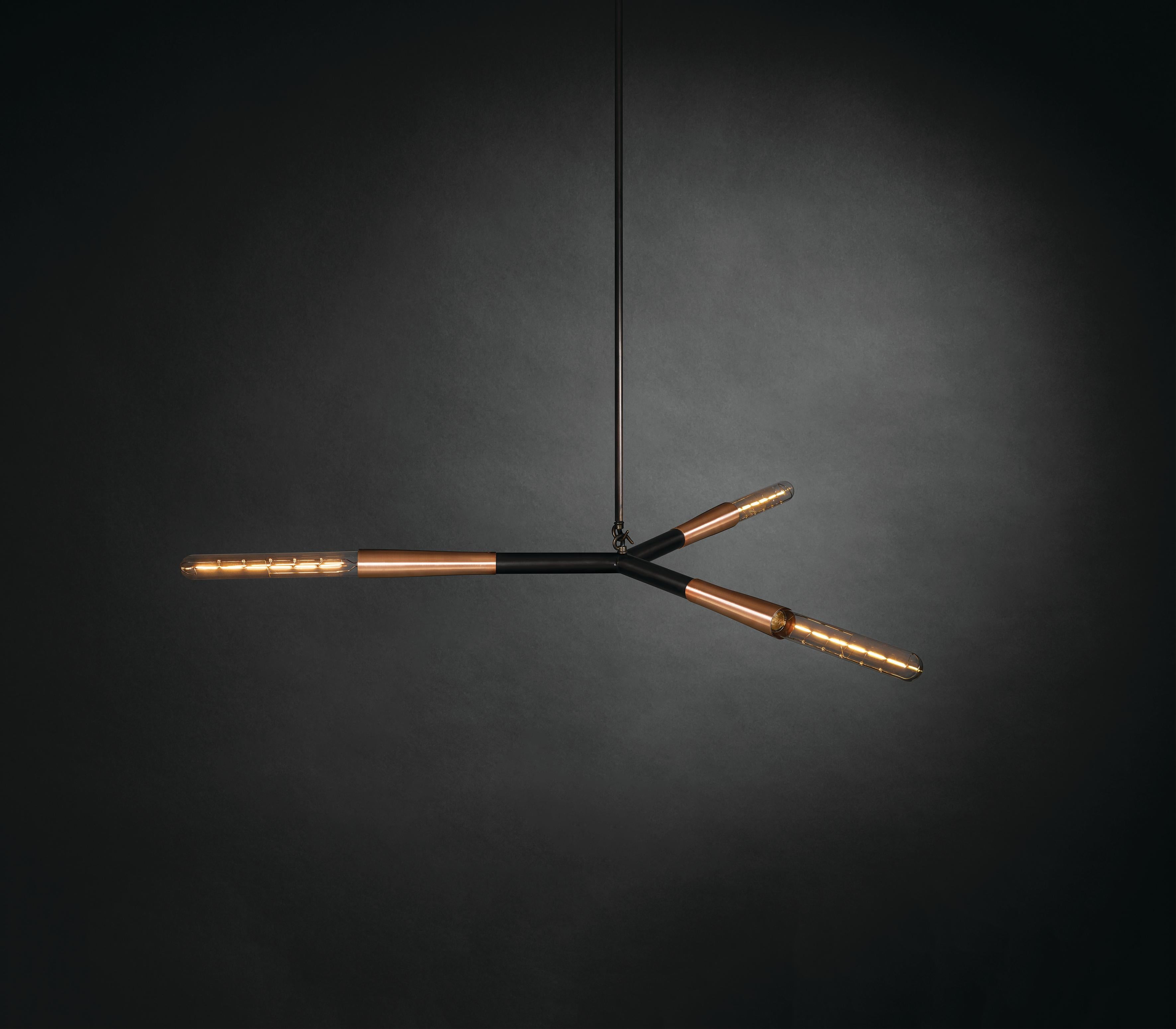 Semplice lampada a sospensione a Y di Christopher Boots
Dimensioni: D 132 x H 4 cm.
Materiali: Bronzo scuro, vetro borosilicato.

Disponibile in diverse finiture. Contattateci.

SIMPLE SERIES enfatizza la bellezza e la grazia dei gesti più
