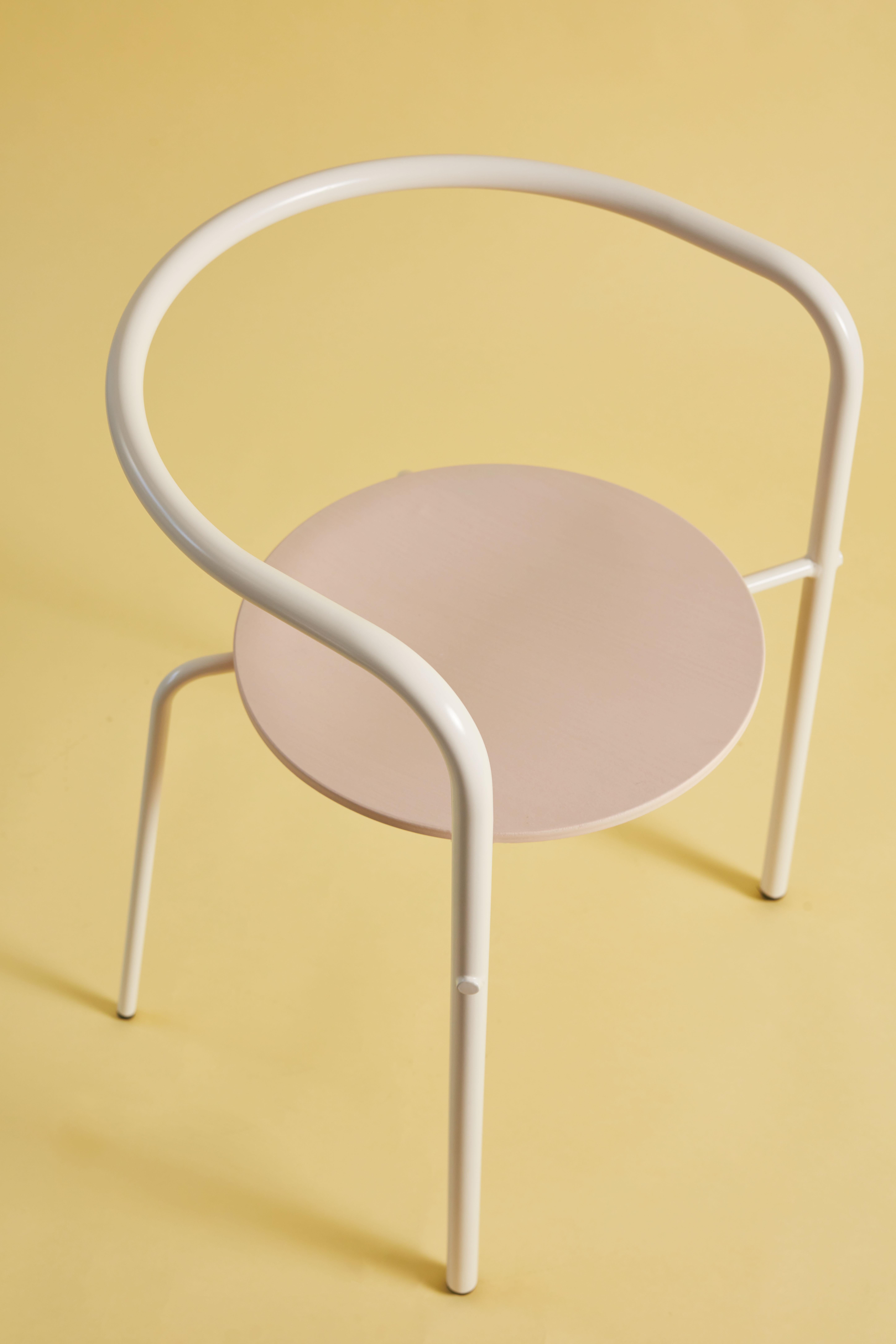 La sedia Simplex è stata sviluppata in seguito a una discussione di design presso BD, in cui è stata identificata la necessità di una sedia semplice, conveniente, versatile e impilabile. Dopo aver preso in considerazione diversi rinomati designer
