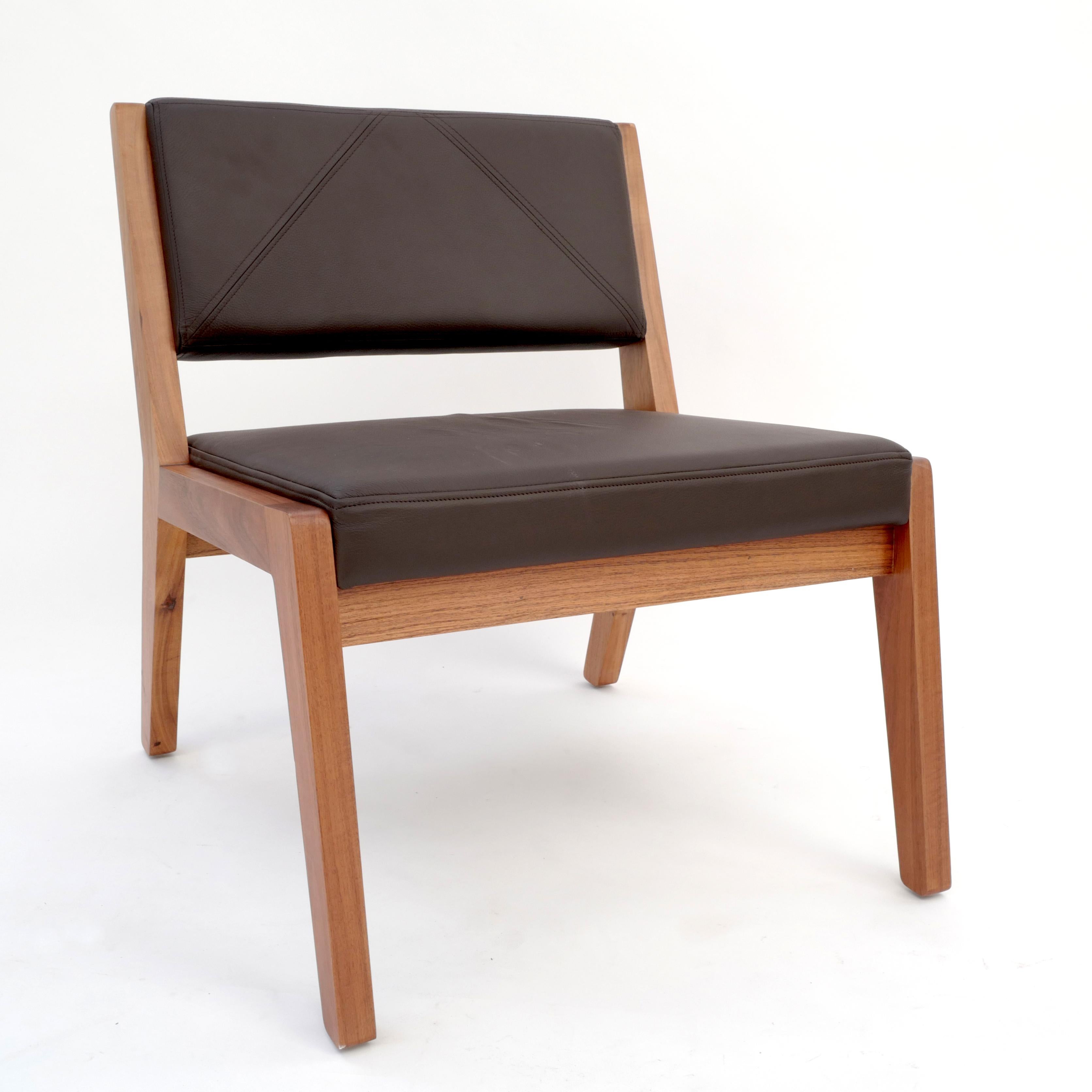 This lounge chair stands out for its exceptional solidity and robustness, carefully designed to ensure superior comfort. Its main frame is made from solid wood with a thickness of 30mm, providing a firm and durable base. The seat and backrest are