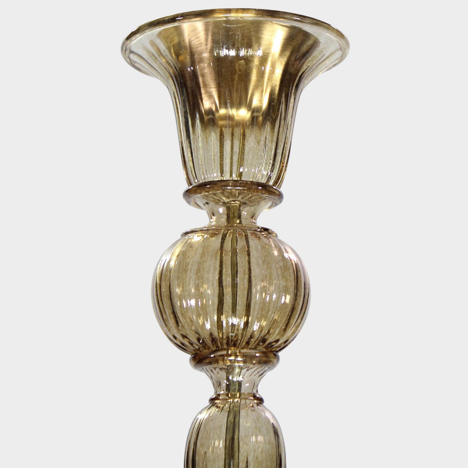 Cette collection en verre de Murano se caractérise par une superbe simplicité. Il est le résultat d'une recherche qui renvoie aux lustres classiques de Murano, dans le but de les réélaborer en termes modernes.
Le lustre Simplicissimus est réalisé