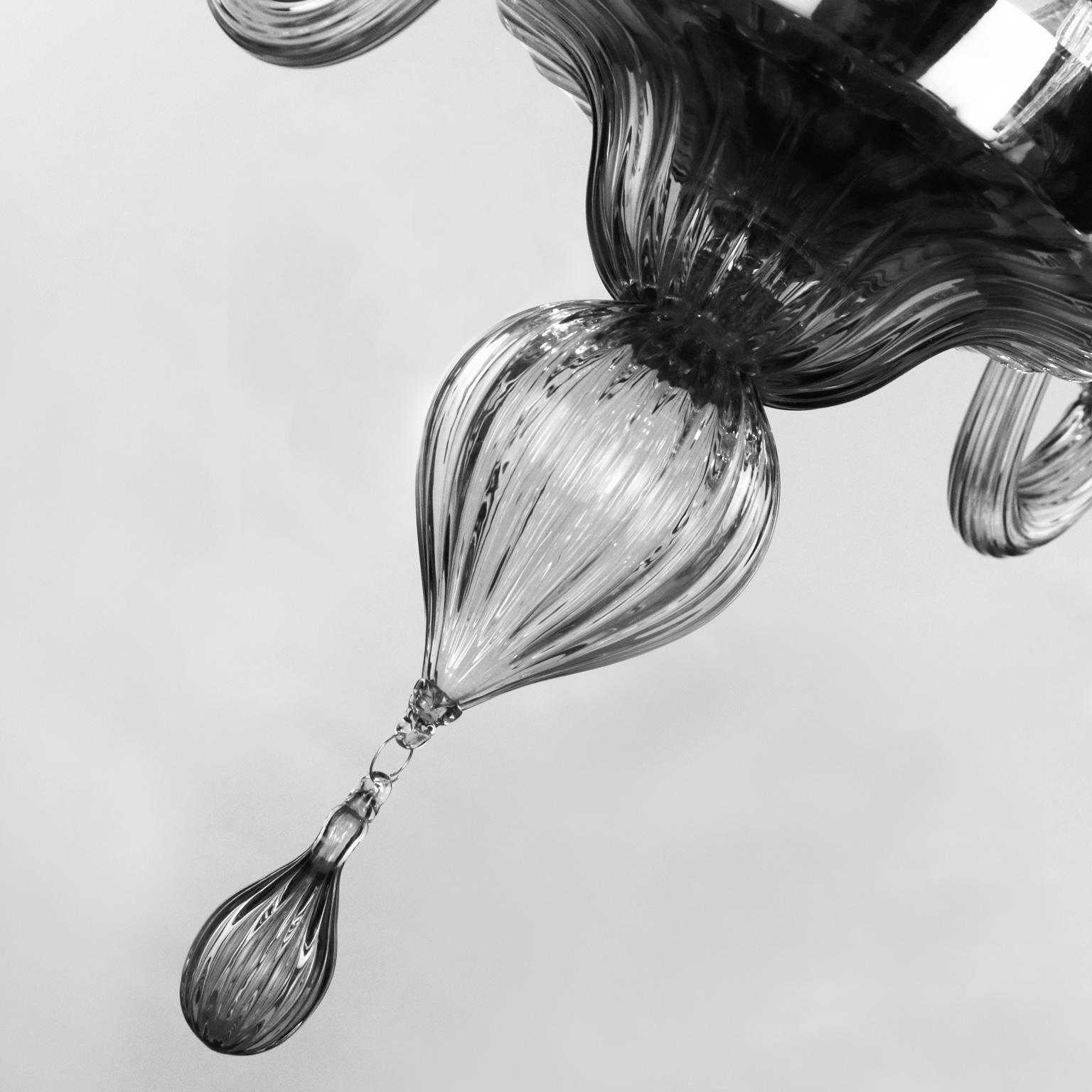 Lampadario Simplicissimus 360, 6 luci, in vetro artistico grigio chiaro di Multiforme 
Questa collezione in vetro di Murano è caratterizzata da una superba semplicità. È il risultato di una ricerca che si rifà ai lampadari classici di Murano, con lo