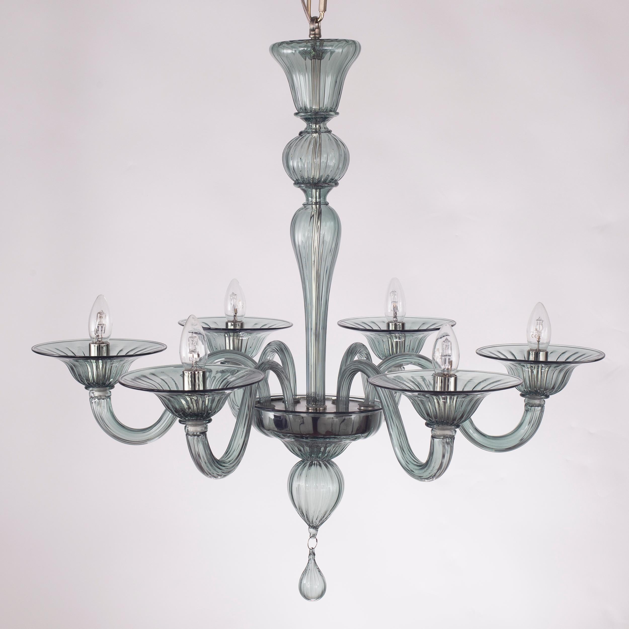 Simplicissimus 360 chandelier, 6 lights, grey green artistic glass by Multiforme
This collection in Murano glass is characterized by superb simplicity. It is the result of a research which harks back to the Classic Murano chandeliers with the