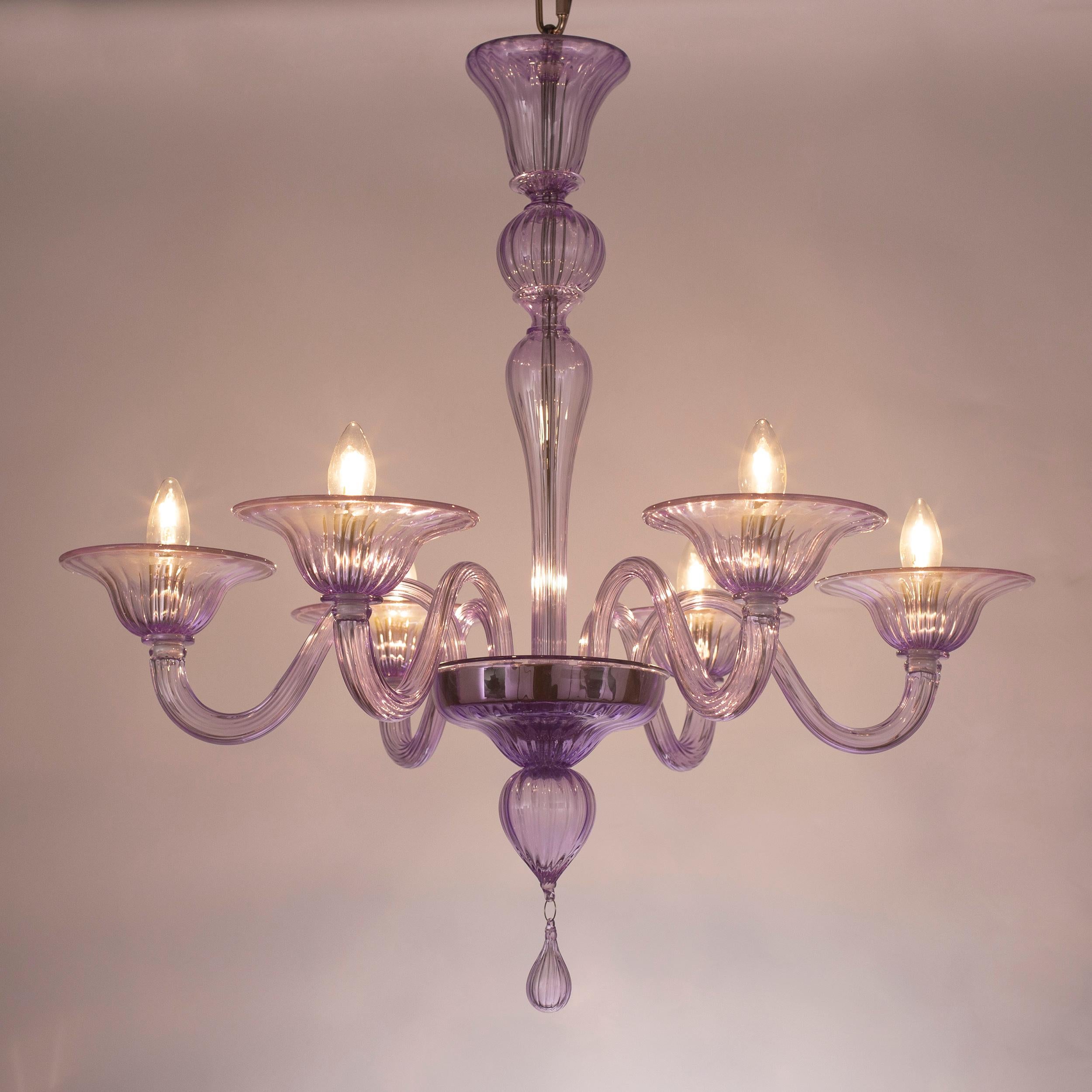 Simplicissimus 360 chandelier, 6 lights, lilac wisteria lavender artistic glass by Multiforme
This collection in Murano glass is characterized by superb simplicity. It is the result of a research which harks back to the Classic Murano chandeliers