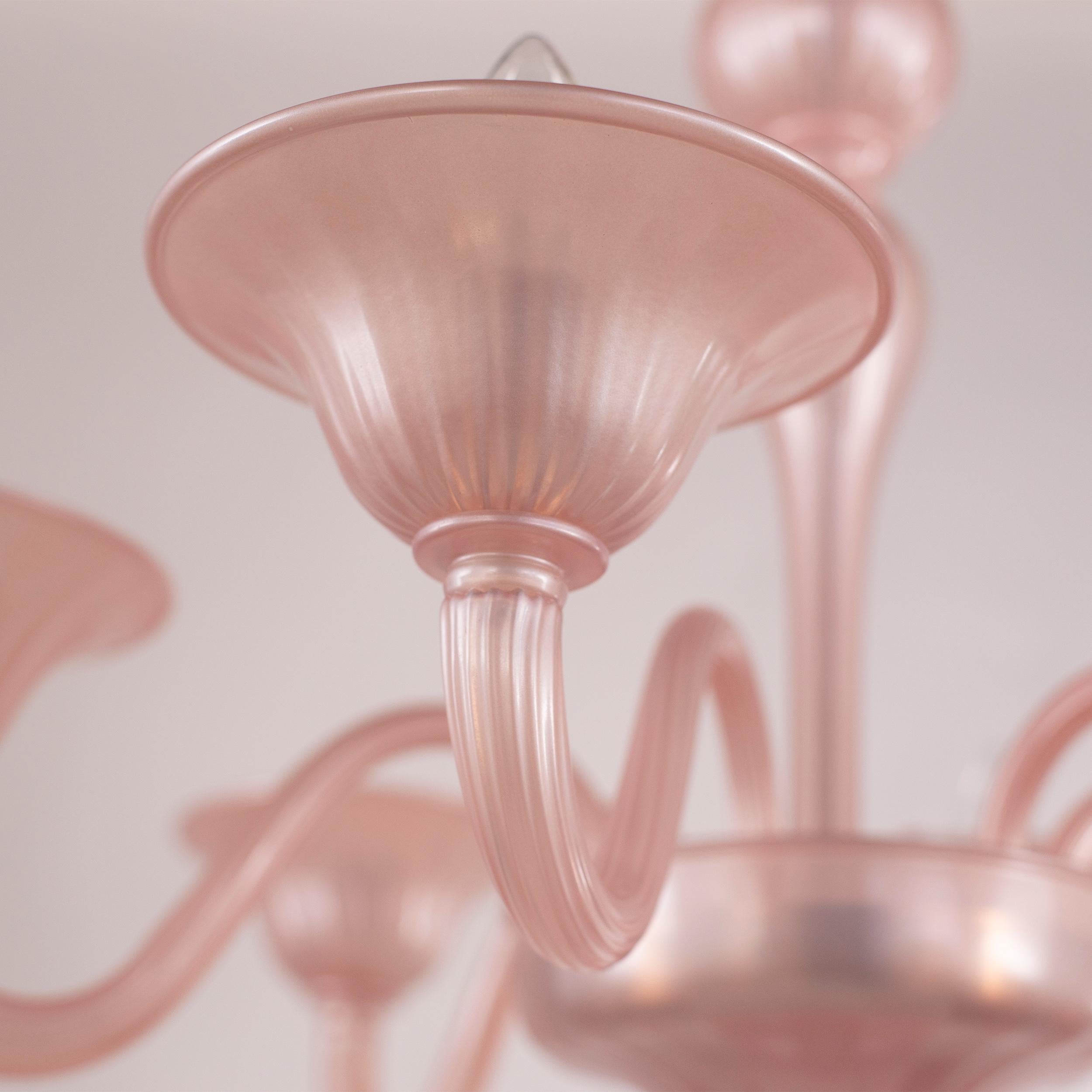 Simplicissimus 360 chandelier, 6 lights, Pearl Pink artistic glass by Multiforme
This collection in Murano glass is characterized by superb simplicity. It is the result of a research which harks back to the Classic Murano chandeliers with the