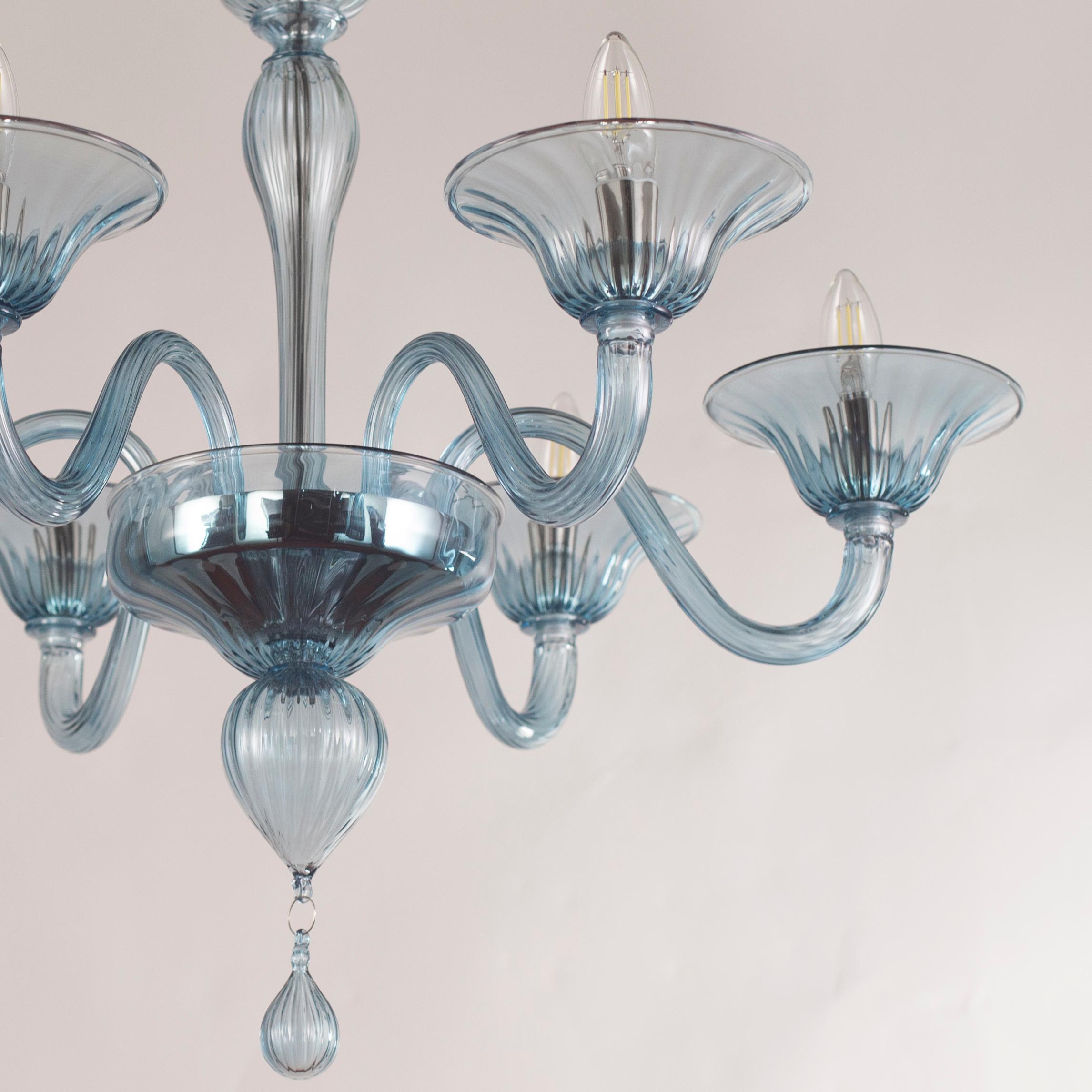 Simplicissimus 360 chandelier, 6 lights, Talco Blue artistic glass by Multiforme
This collection in Murano glass is characterized by superb simplicity. It is the result of a research which harks back to the Classic Murano chandeliers with the