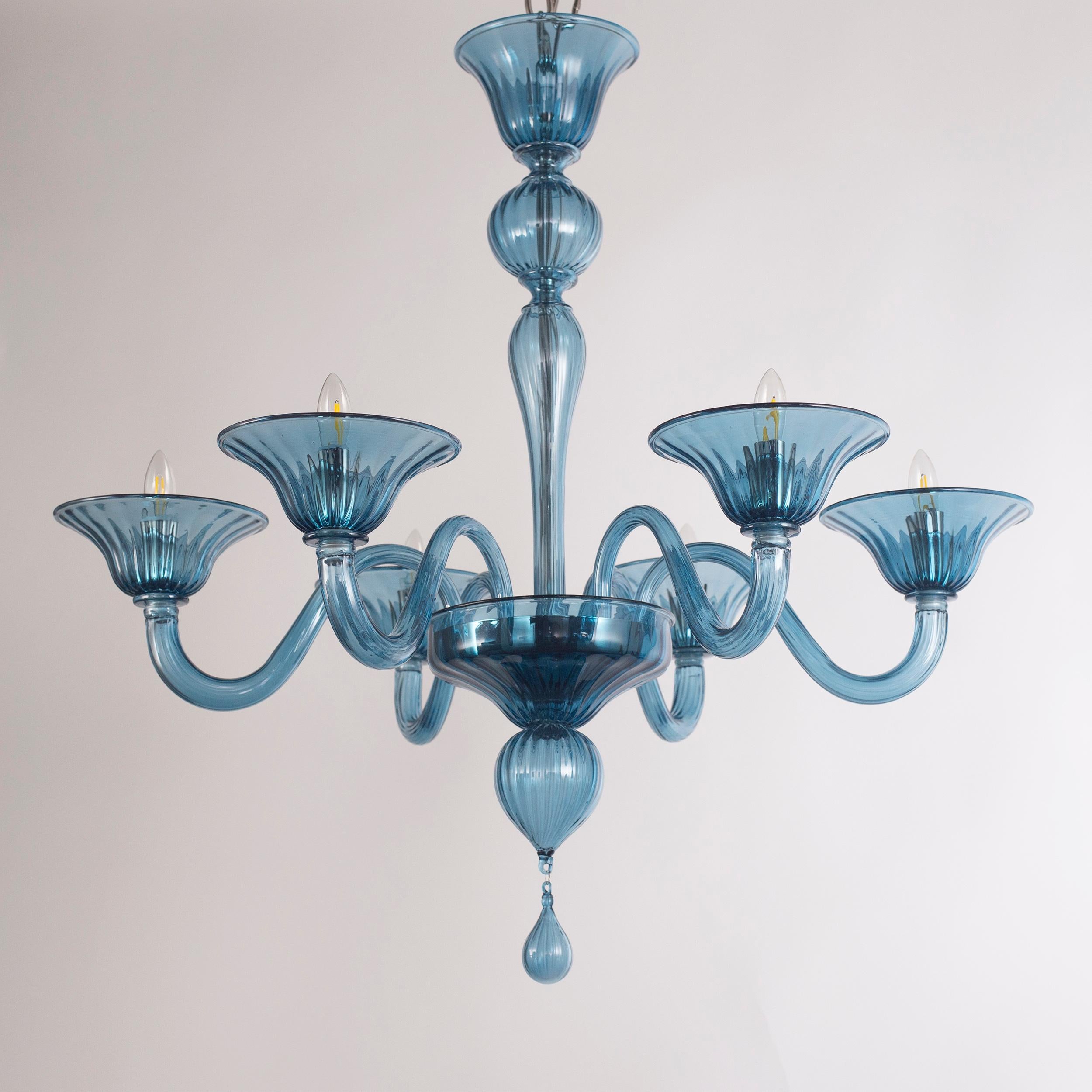Simplicissimus 360 chandelier, 6 lights, Teal Blue artistic glass by Multiforme
This collection in Murano glass is characterized by superb simplicity. It is the result of a research which harks back to the Classic Murano chandeliers with the purpose