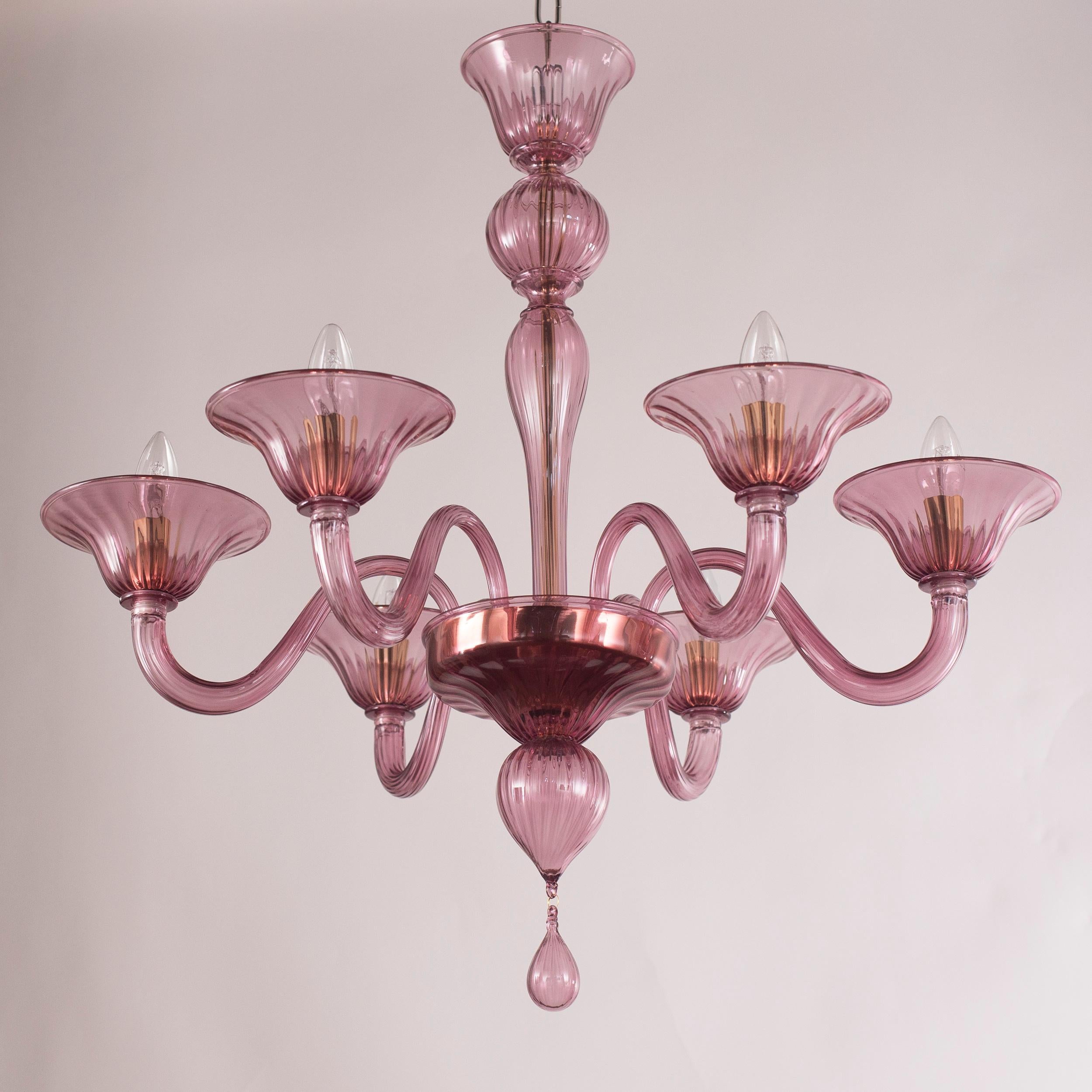 Simplicissimus 360 chandelier, 6 lights, Light Burgundy / Amethyst artistic glass by Multiforme
This collection in Murano glass is characterized by superb simplicity. It is the result of a research which harks back to the Classic Murano chandeliers