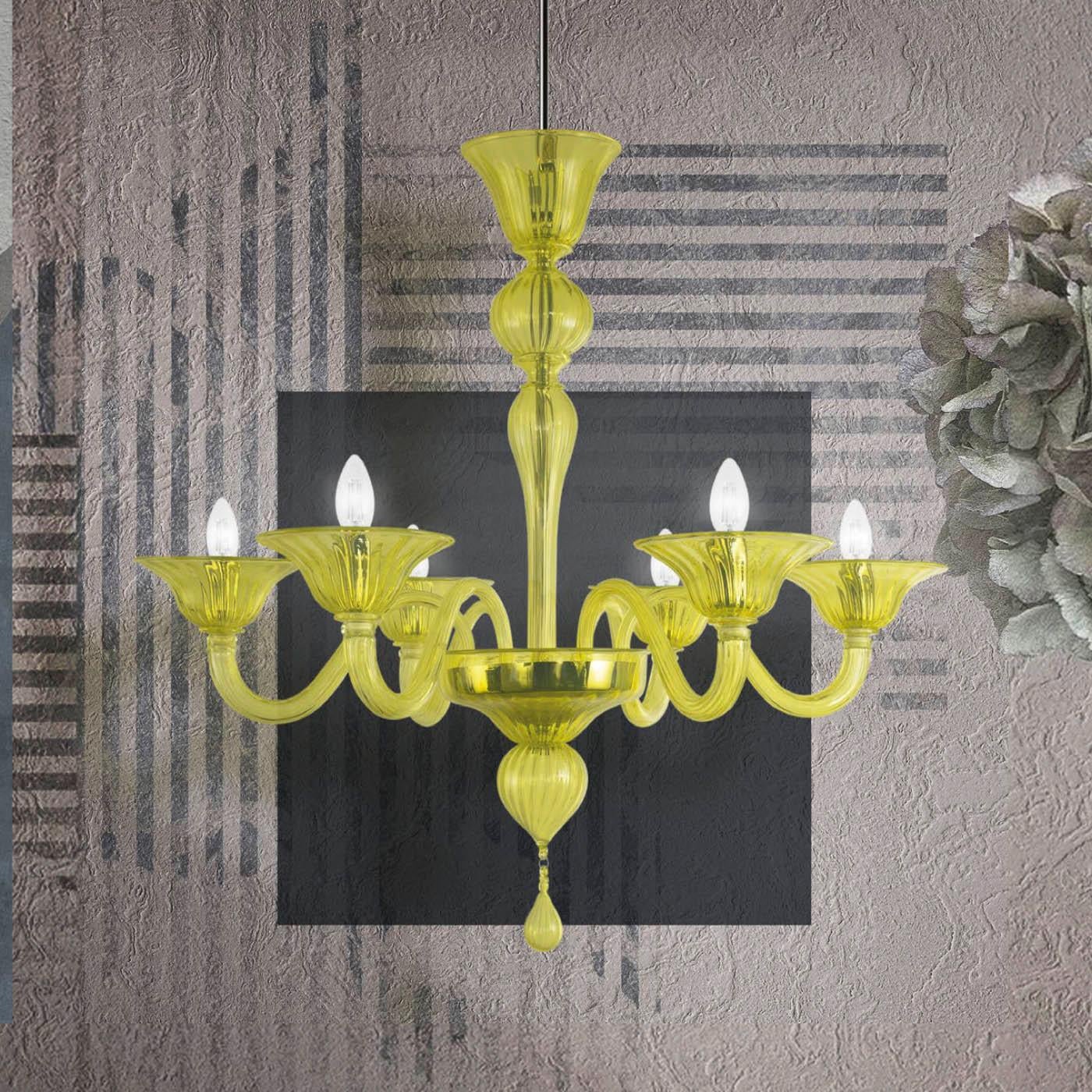 Lampadario Simplicissimus 360, 6 luci, vetro artistico giallo cedro di Multiforme
Questa collezione in vetro di Murano è caratterizzata da una superba semplicità. È il risultato di una ricerca che si rifà ai lampadari classici di Murano per