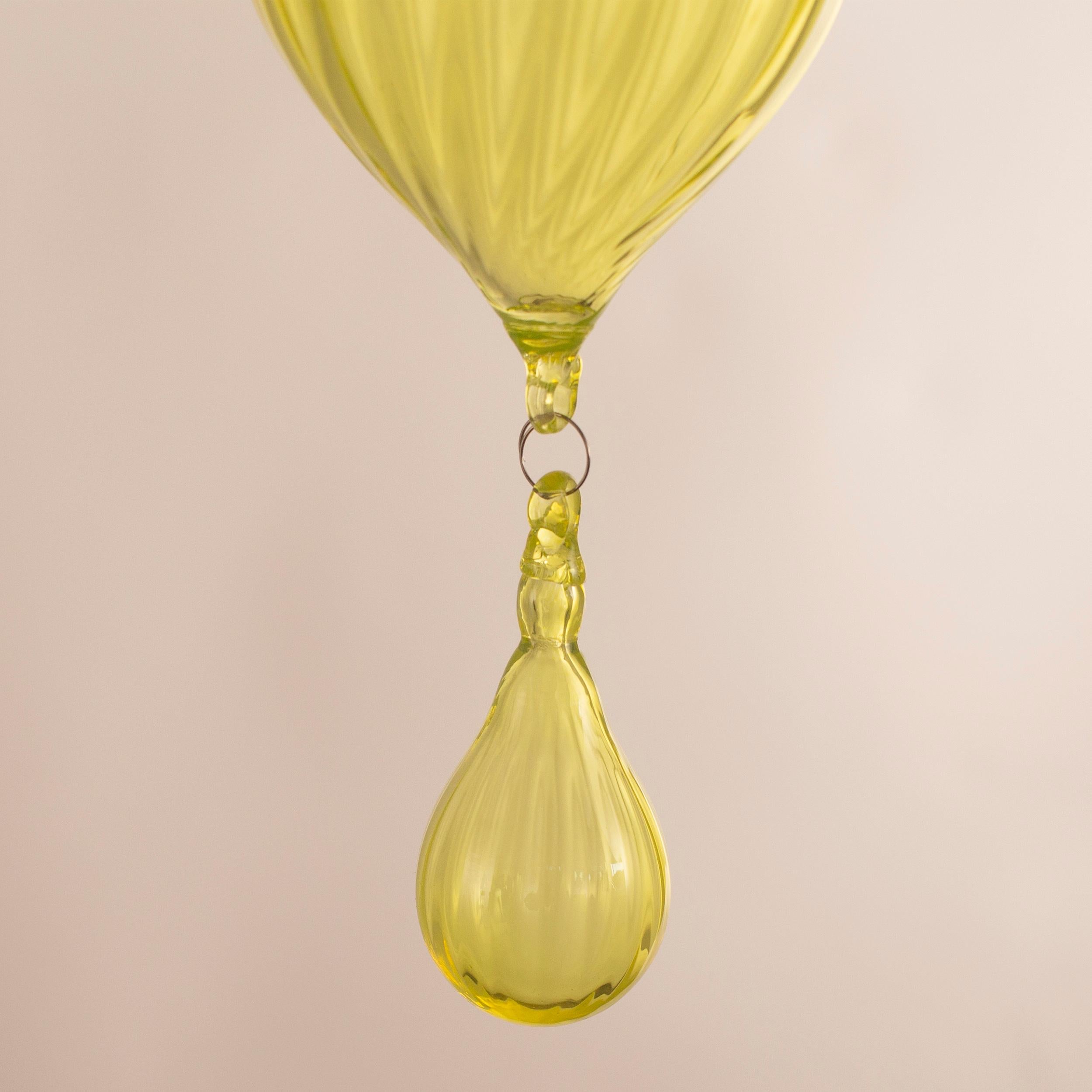 Simplicissimus 360 chandelier, 6 lights, Yellow artistic glass by Multiforme
This collection in Murano glass is characterized by superb simplicity. It is the result of a research which harks back to the Classic Murano chandeliers with the purpose of