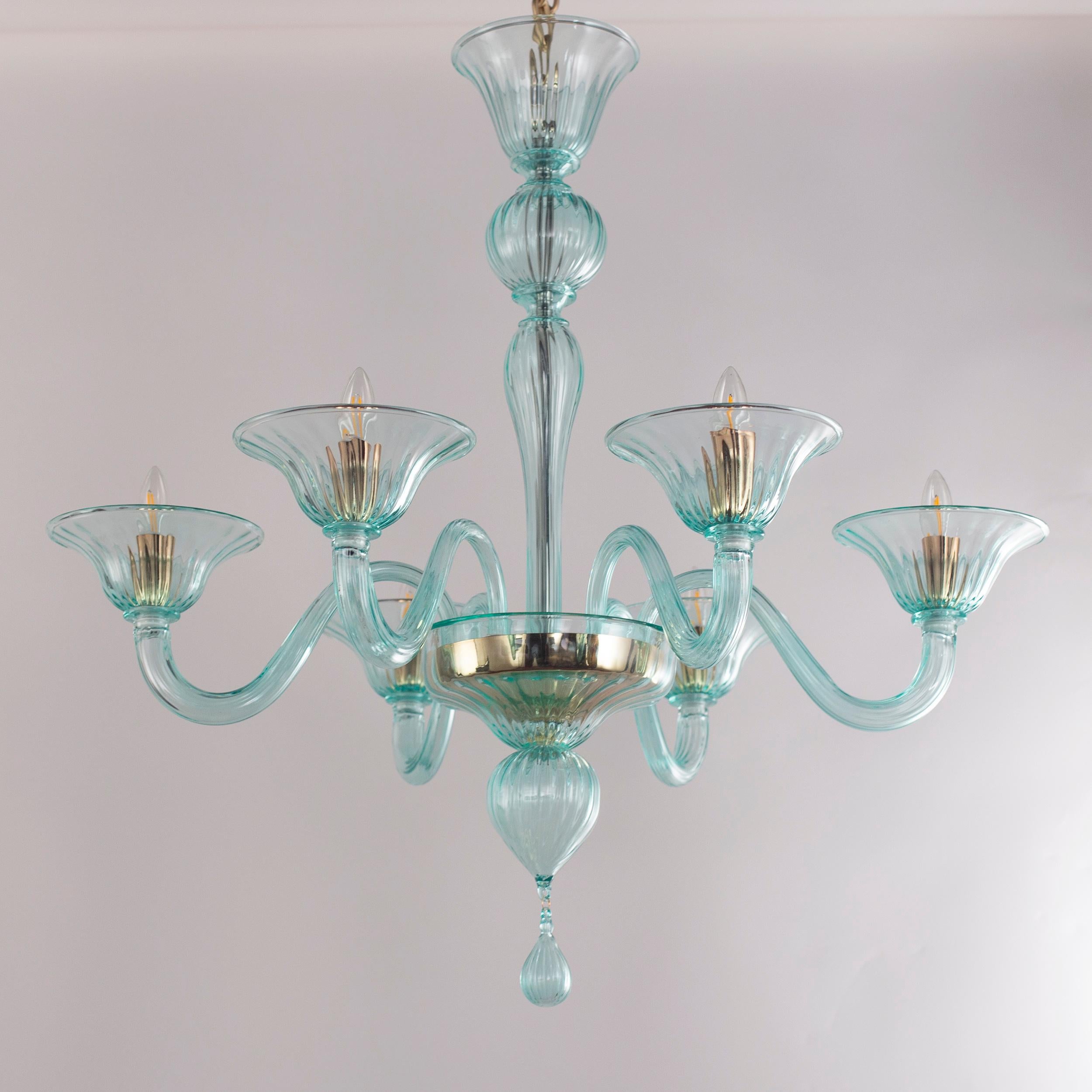 Simplicissimus 360 chandelier, 6 lights, Light Marine Green artistic glass by Multiforme
This collection in Murano glass is characterized by superb simplicity. It is the result of a research which harks back to the Classic Murano chandeliers with