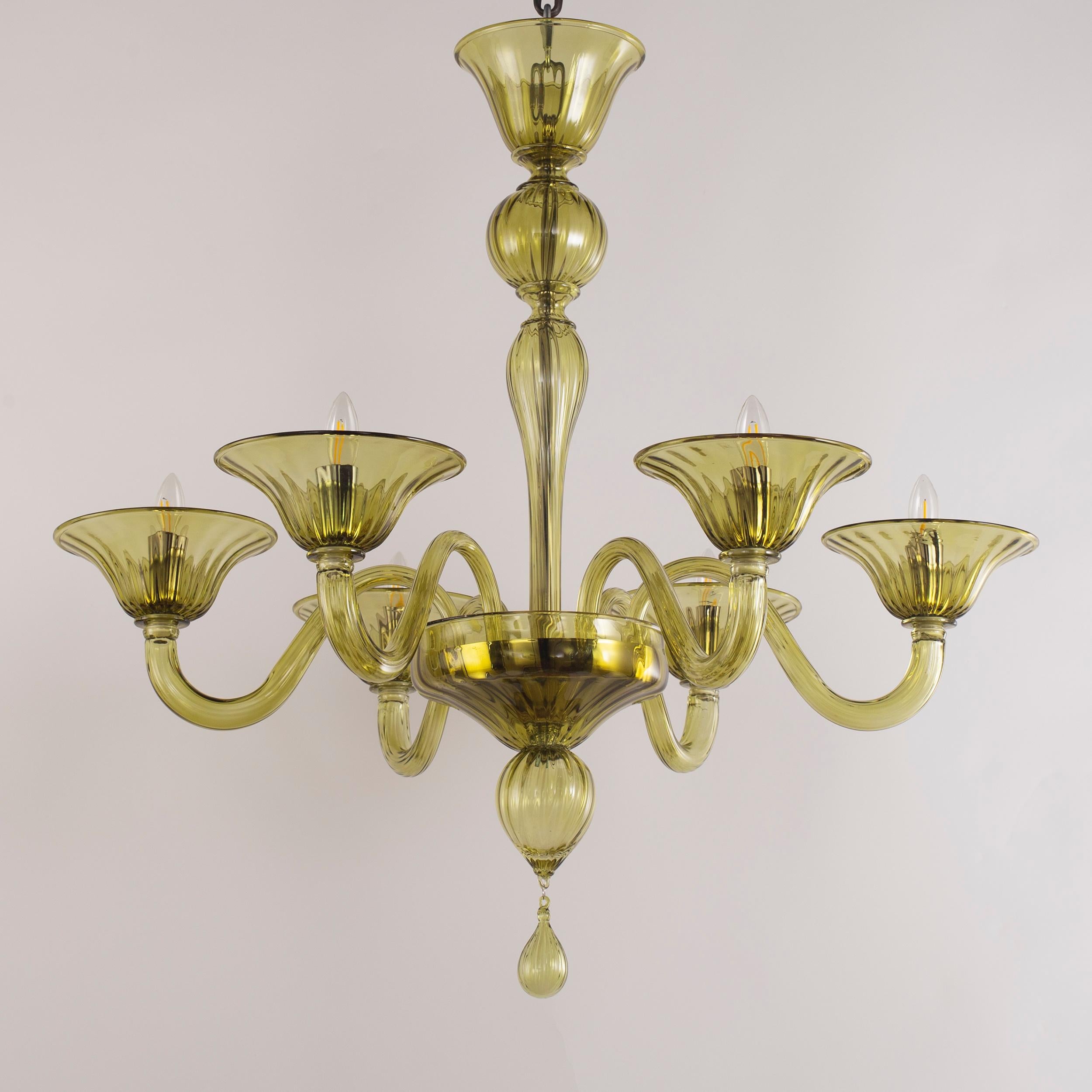 Simplicissimus 360 chandelier, 6 lights, Olive Green artistic glass by Multiforme
This collection in Murano glass is characterized by superb simplicity. It is the result of a research which harks back to the Classic Murano chandeliers with the