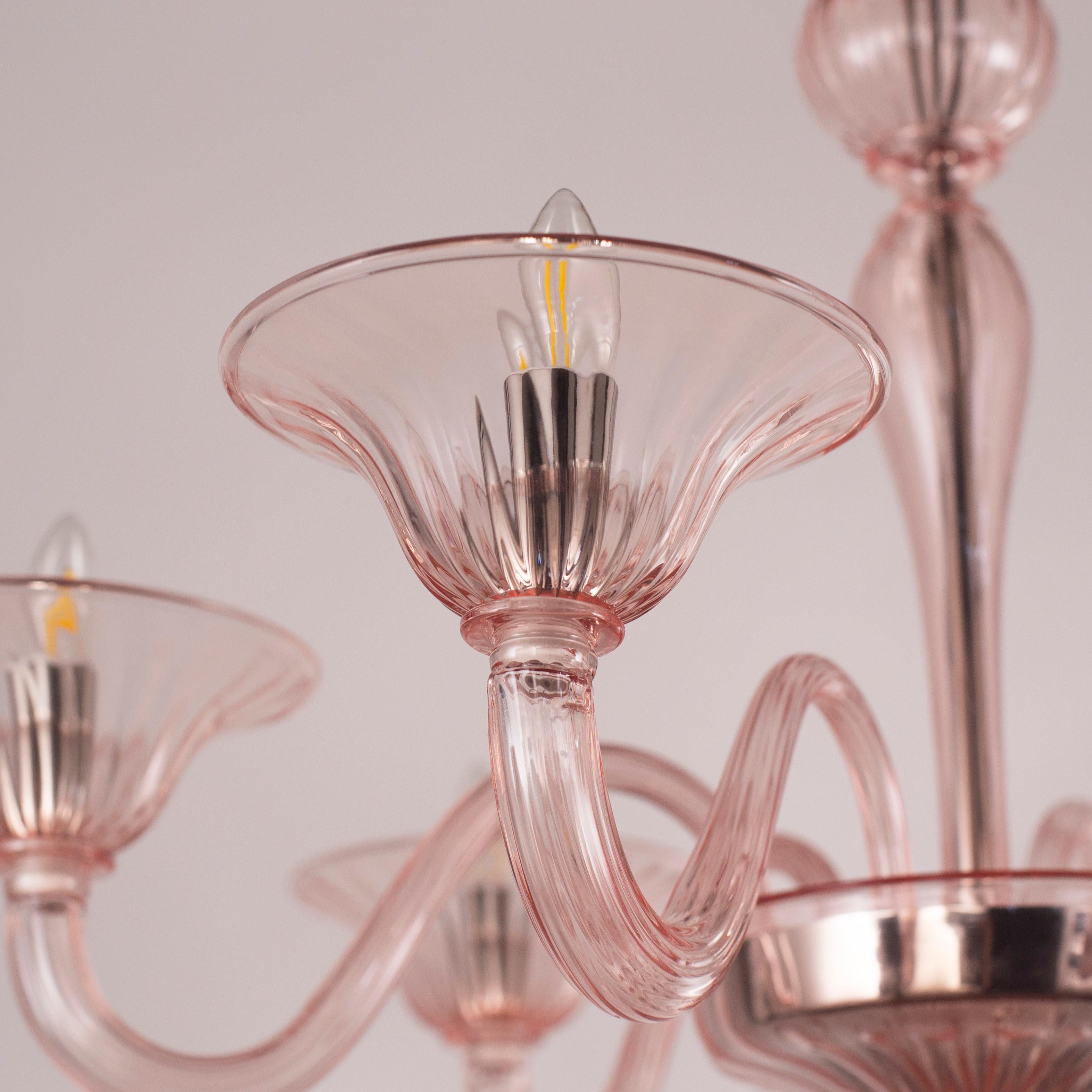 Simplicissimus 360 chandelier, 6 lights, Powder Pink artistic glass by Multiforme
This collection in Murano glass is characterized by superb simplicity. It is the result of a research which harks back to the Classic Murano chandeliers with the