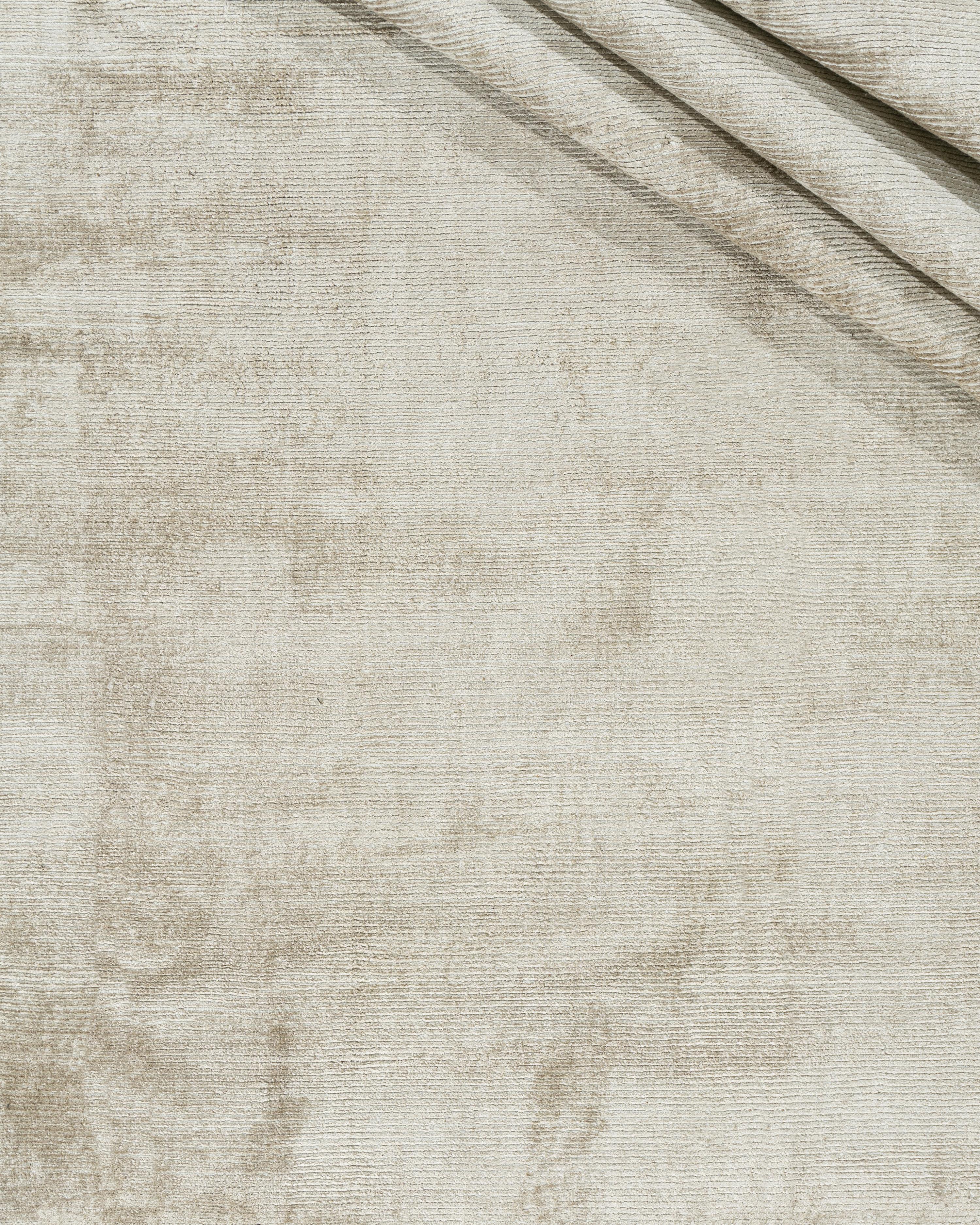 9' x 12''. Un nuovo tappeto contemporaneo. In grigio tenue, un nuovo tappeto di altissima qualità, lavorato a mano in viscosa.