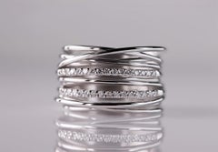 Simplicity in Motion: Abstract 18kt white Gold Ring with Diamonds