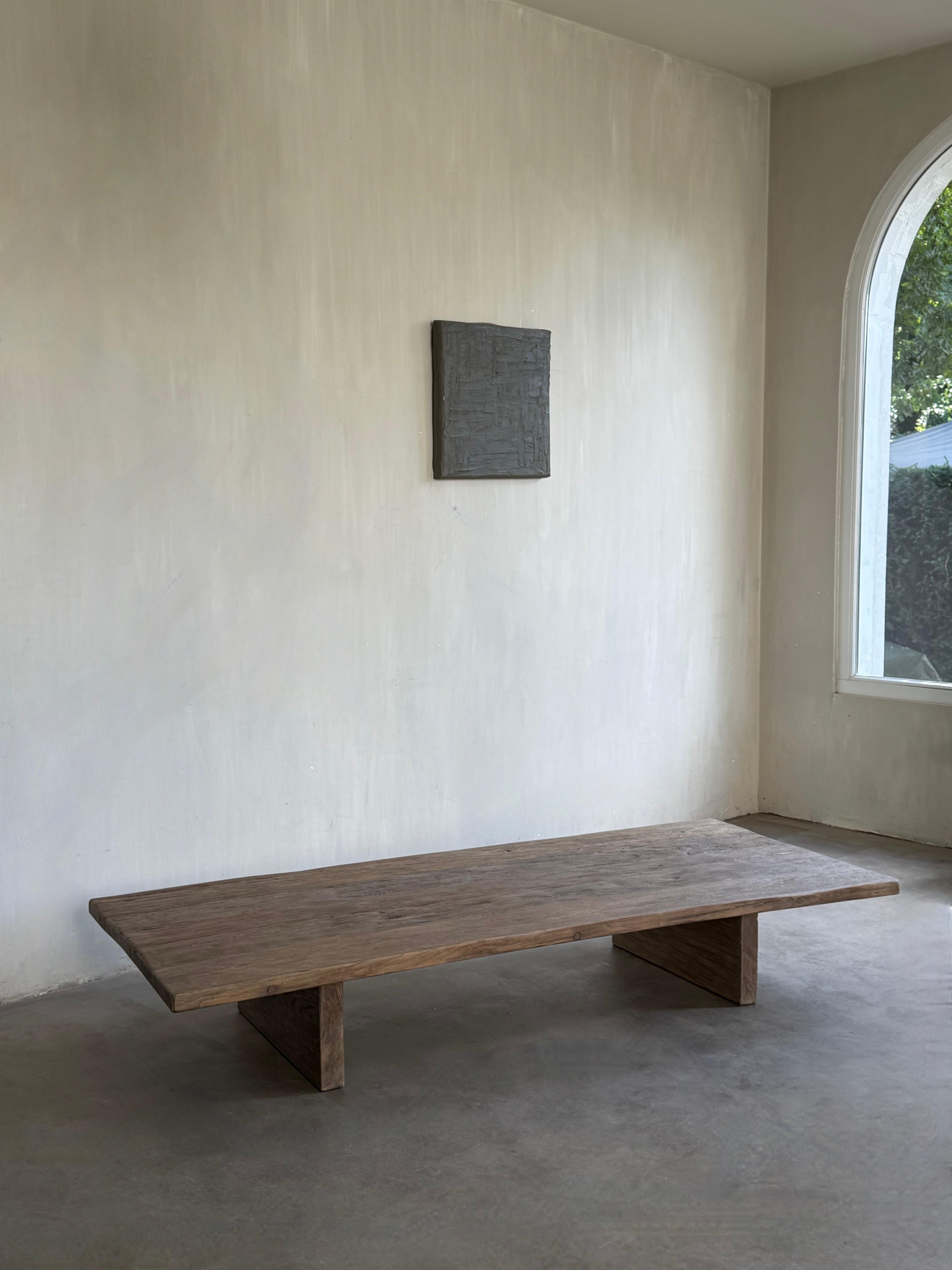 Table basse minimaliste.
Fabriqué à partir de poutres du 18e siècle.
Couleur Nature et traité pour une surface douce et résistante à l'eau.

Une pièce qui respire la simplicité et s'intègre parfaitement dans un intérieur équilibré.

Nous expédions
