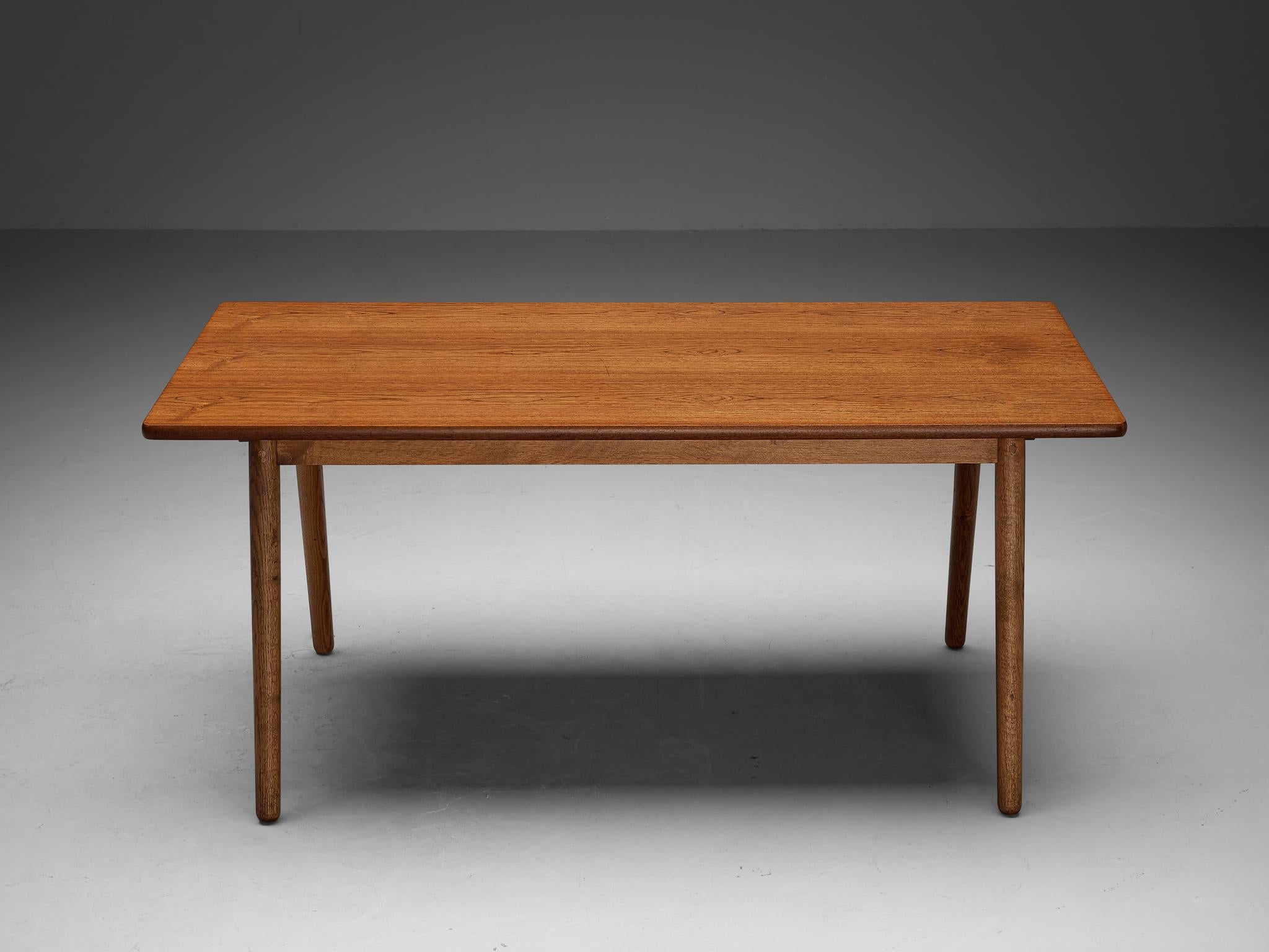 Simplistic Dining Table in Teak and Oak In Good Condition For Sale In Waalwijk, NL