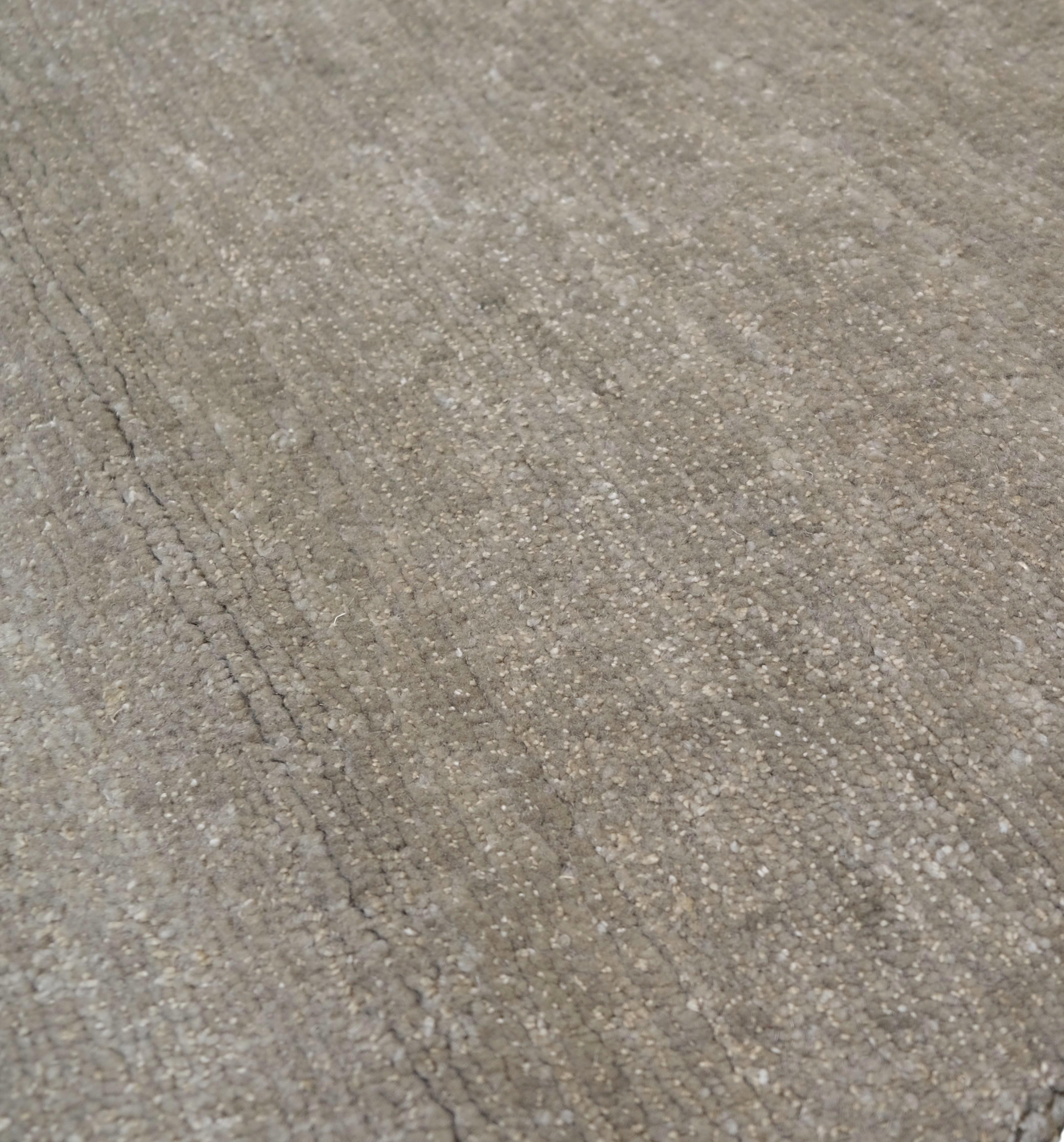 Minimaliste Tapis Simplistic Solid Green/Gold Wool Linen Tweed 9'x12' (vert et or) en vente