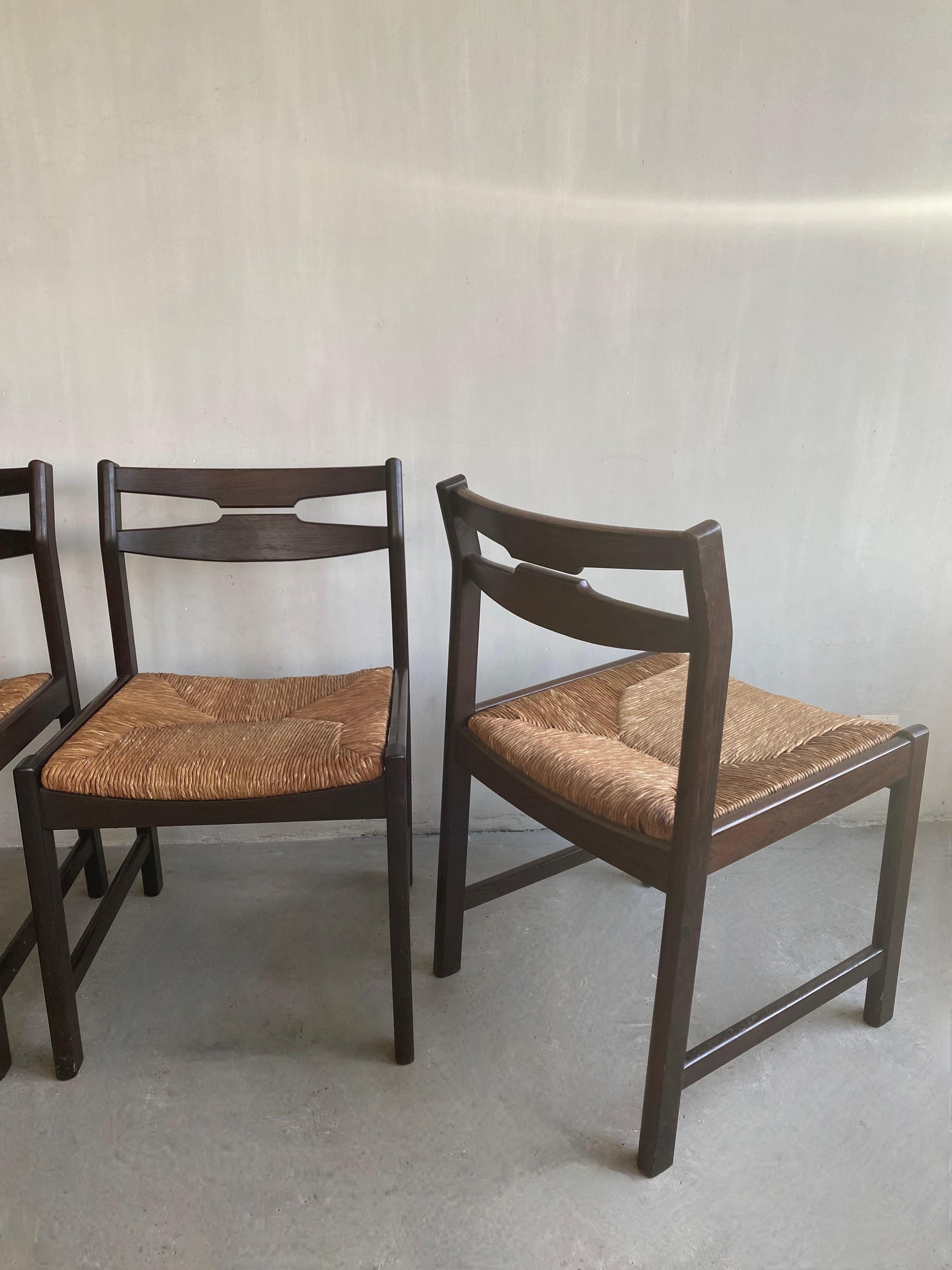 Vintage Stuhlset mit Korbgeflecht (4x) in perfektem Zustand aus den 1960er Jahren.
Sehr gute Sitzergonomie.
Die perfekte Balance zwischen Einfachheit und Sitzkomfort.
Schön zu kombinieren mit älteren Gegenständen, gibt Ruhe durch seinen schlichten