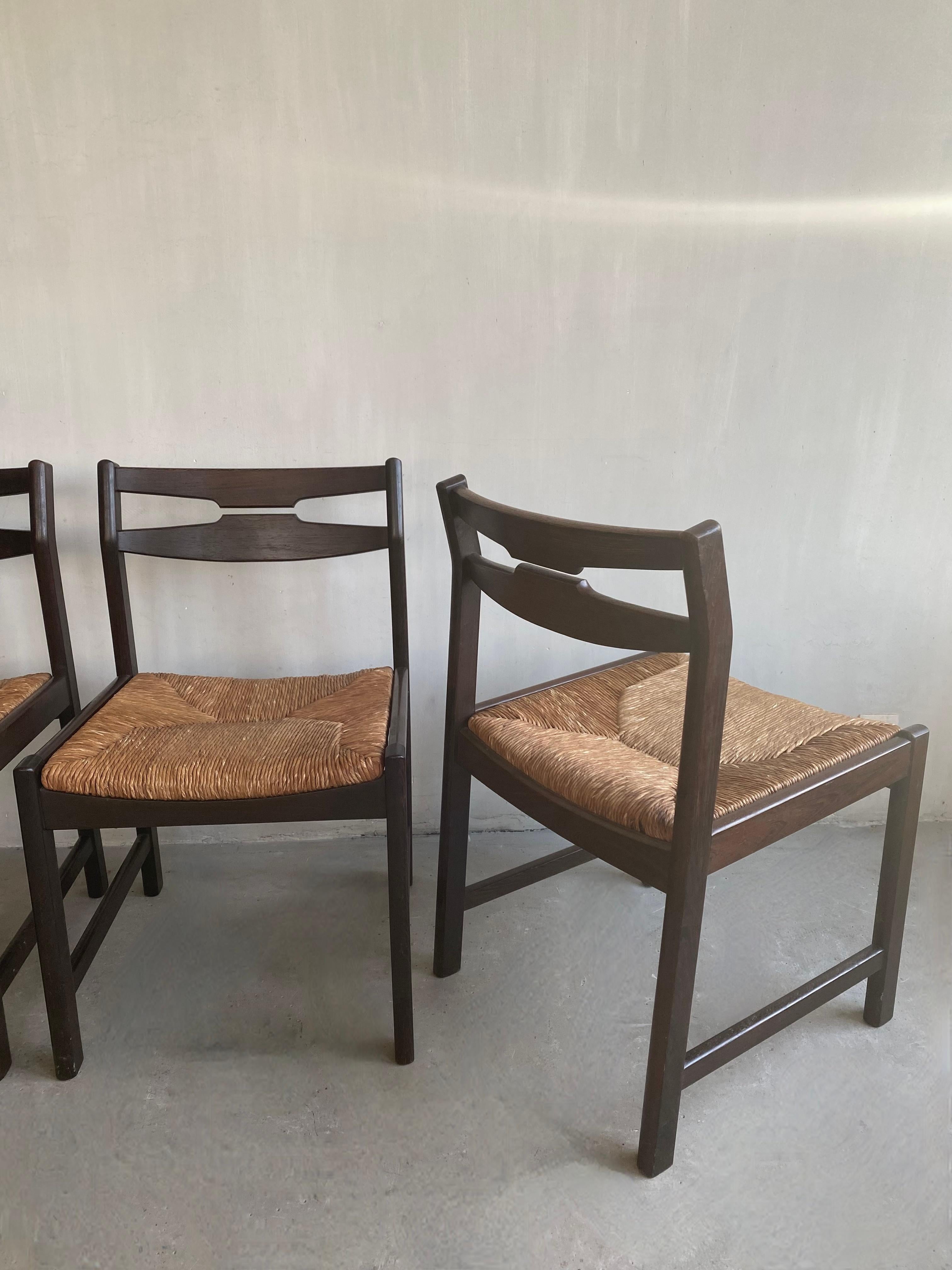 Set di sedie vintage con seduta in vimini (4x) in perfette condizioni degli anni '60.
Ottima ergonomia di seduta.
L'equilibrio perfetto tra semplicità e comfort di seduta.
Bello da abbinare a oggetti più vecchi, dona pace grazie al suo carattere