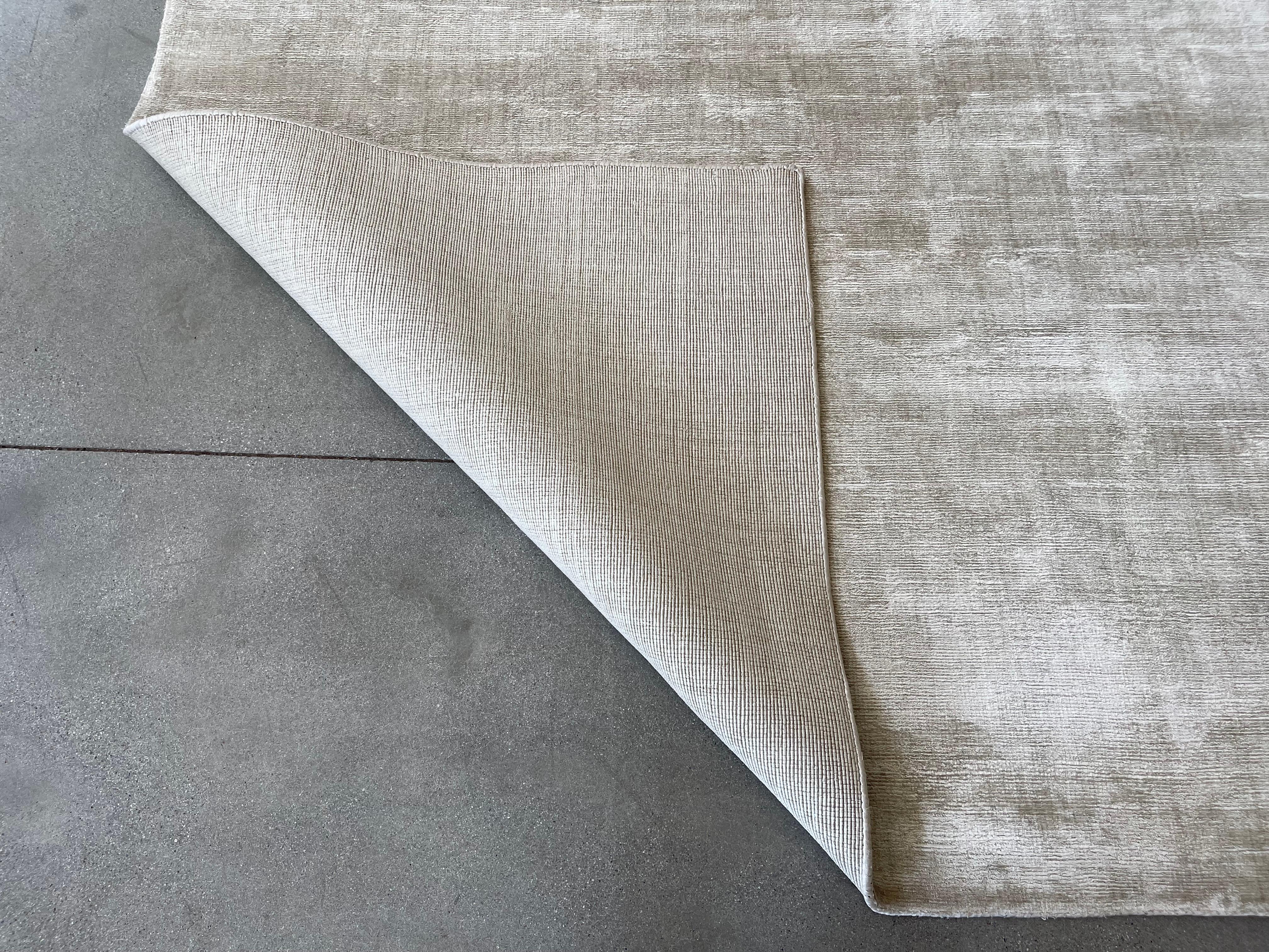 Tappeto Simply Luxe Beige - 8' x 10' 

Lo splendido vello di seta artistica di bambù, le striature di colore tono su tono con una sofisticata lucentezza e la sottile gradazione di colore rendono ogni pezzo l'aggiunta perfetta a qualsiasi spazio e