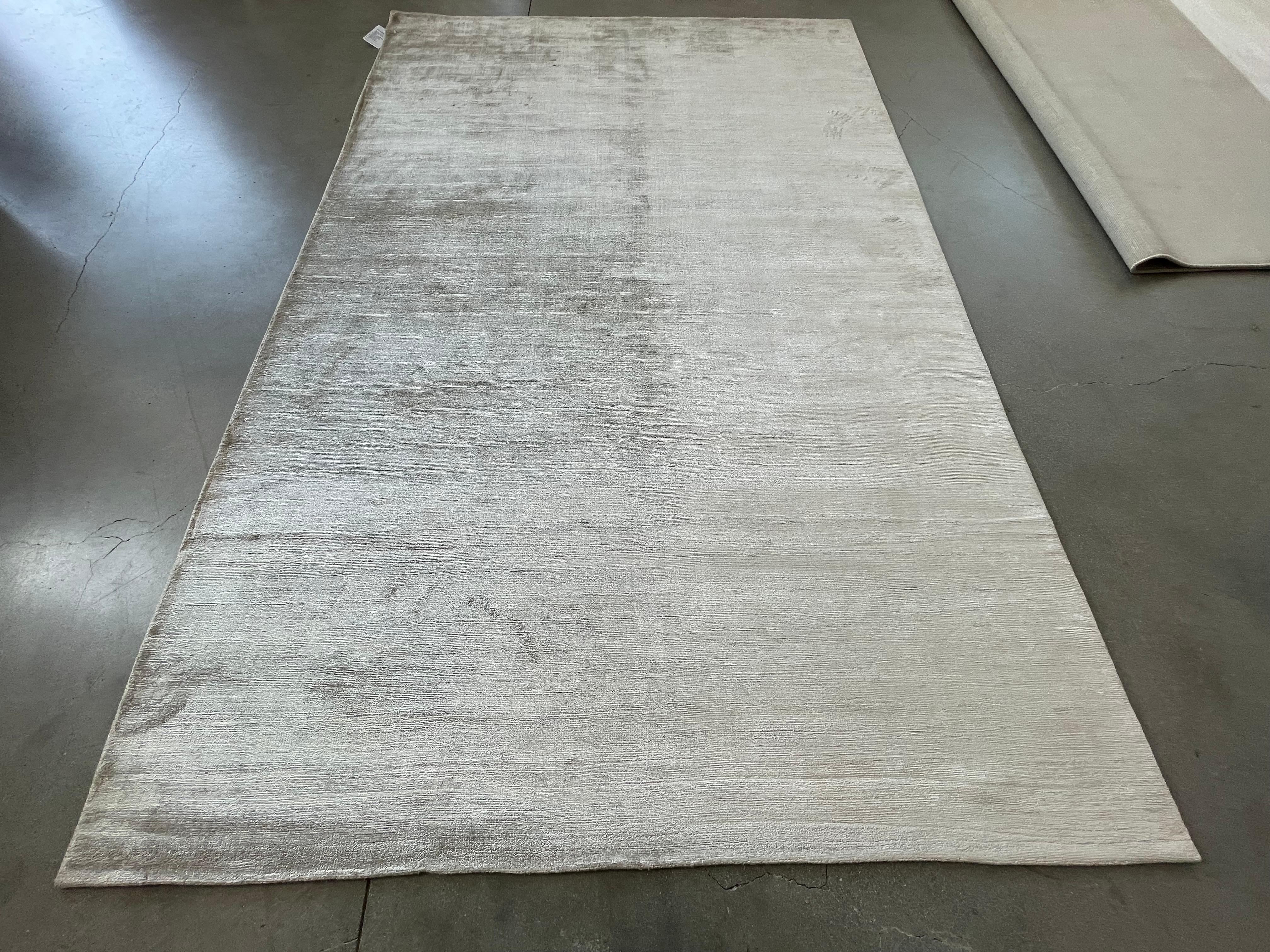 Simply Luxe Champagne Area Rug In New Condition For Sale In Los Angeles, CA
