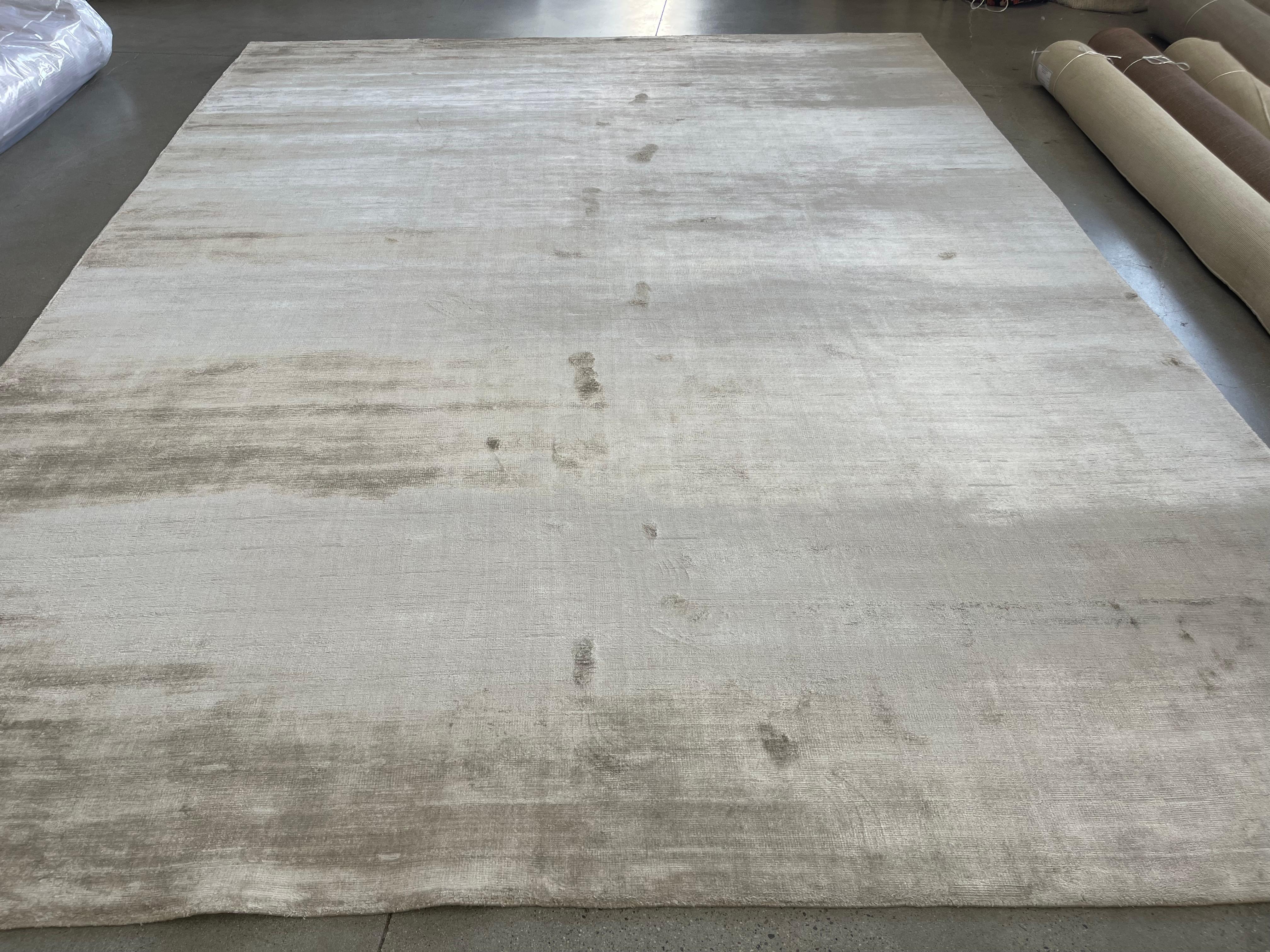 Indian Simply Luxe Light Grey Area Rug For Sale