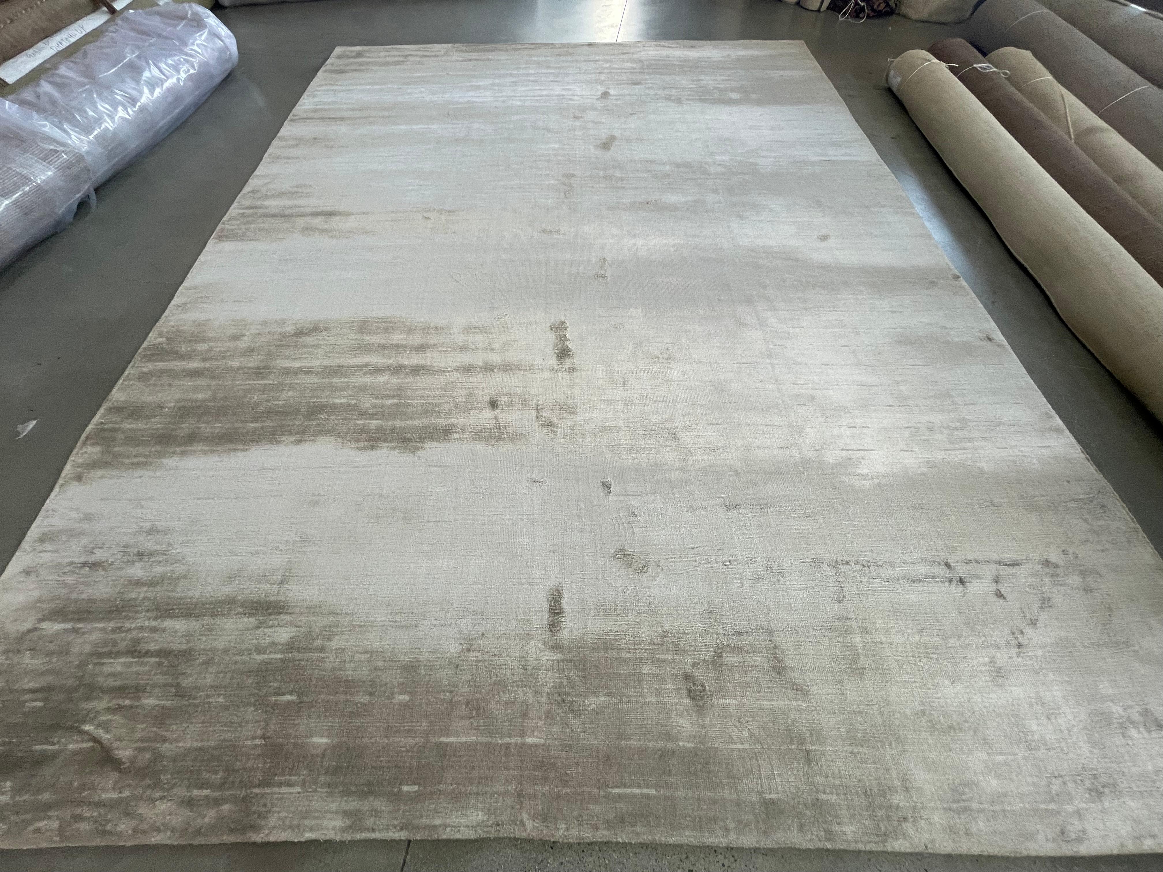 Hand-Woven Simply Luxe Light Grey Area Rug For Sale