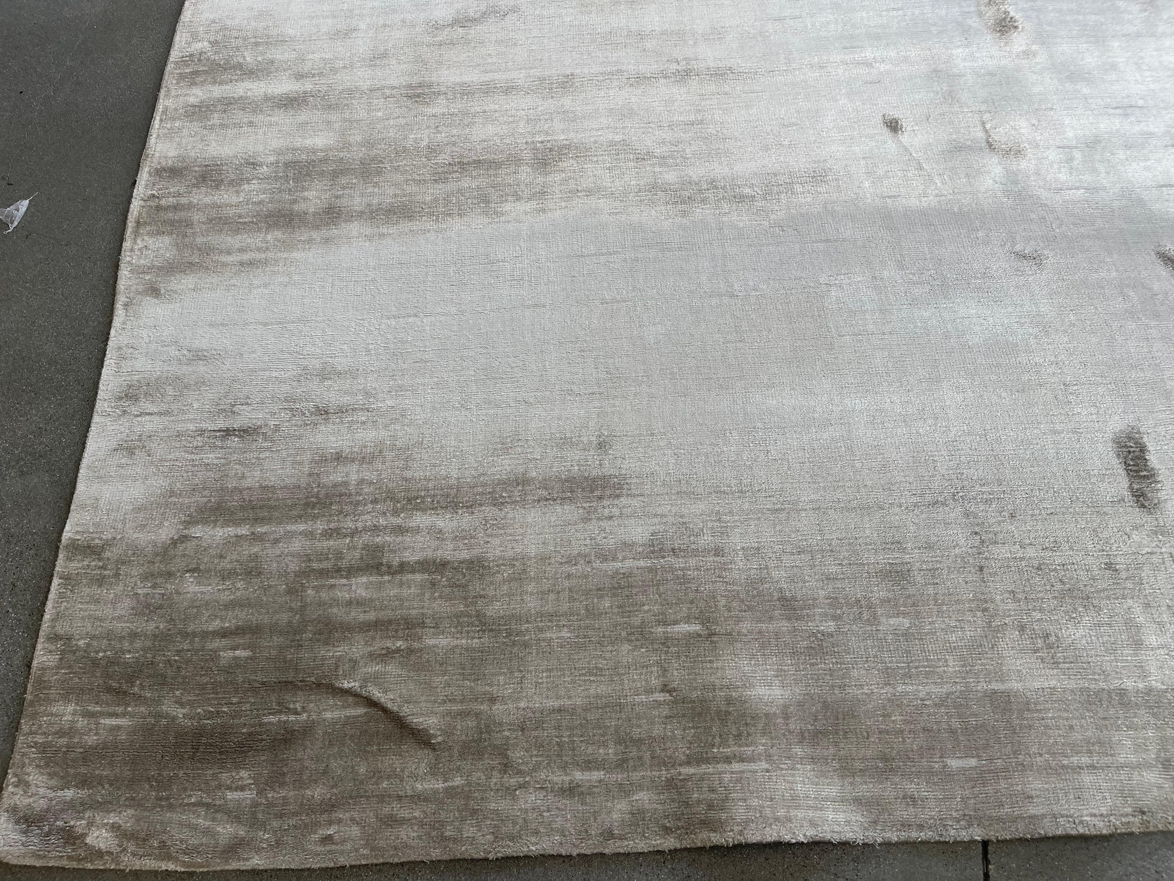 Simply Luxe Light Grey Area Rug In New Condition For Sale In Los Angeles, CA