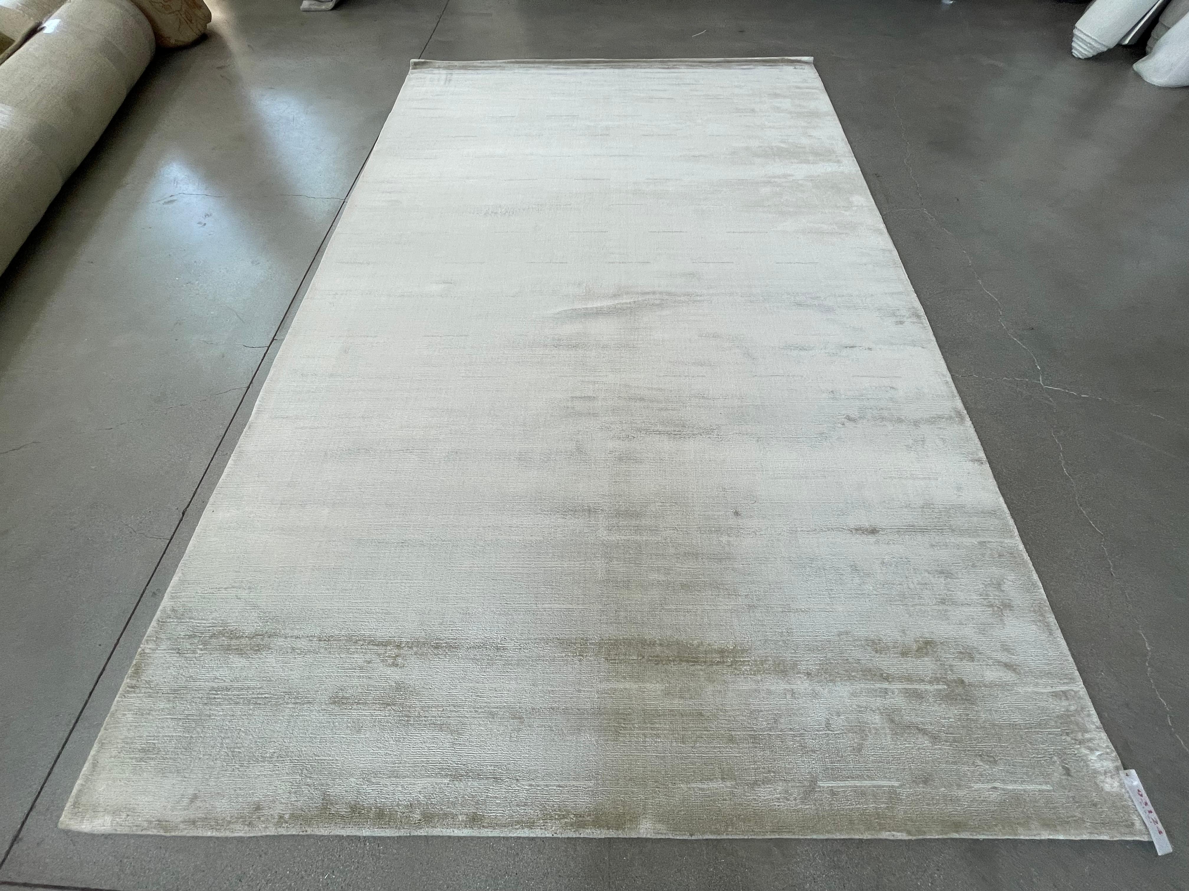 Tappeto d'area Simply Luxe Greene & Greene - 6' x 9'

Lo splendido vello di seta artistica di bambù, le striature di colore tono su tono con una sofisticata lucentezza e la sottile gradazione di colore rendono ogni pezzo l'aggiunta perfetta a