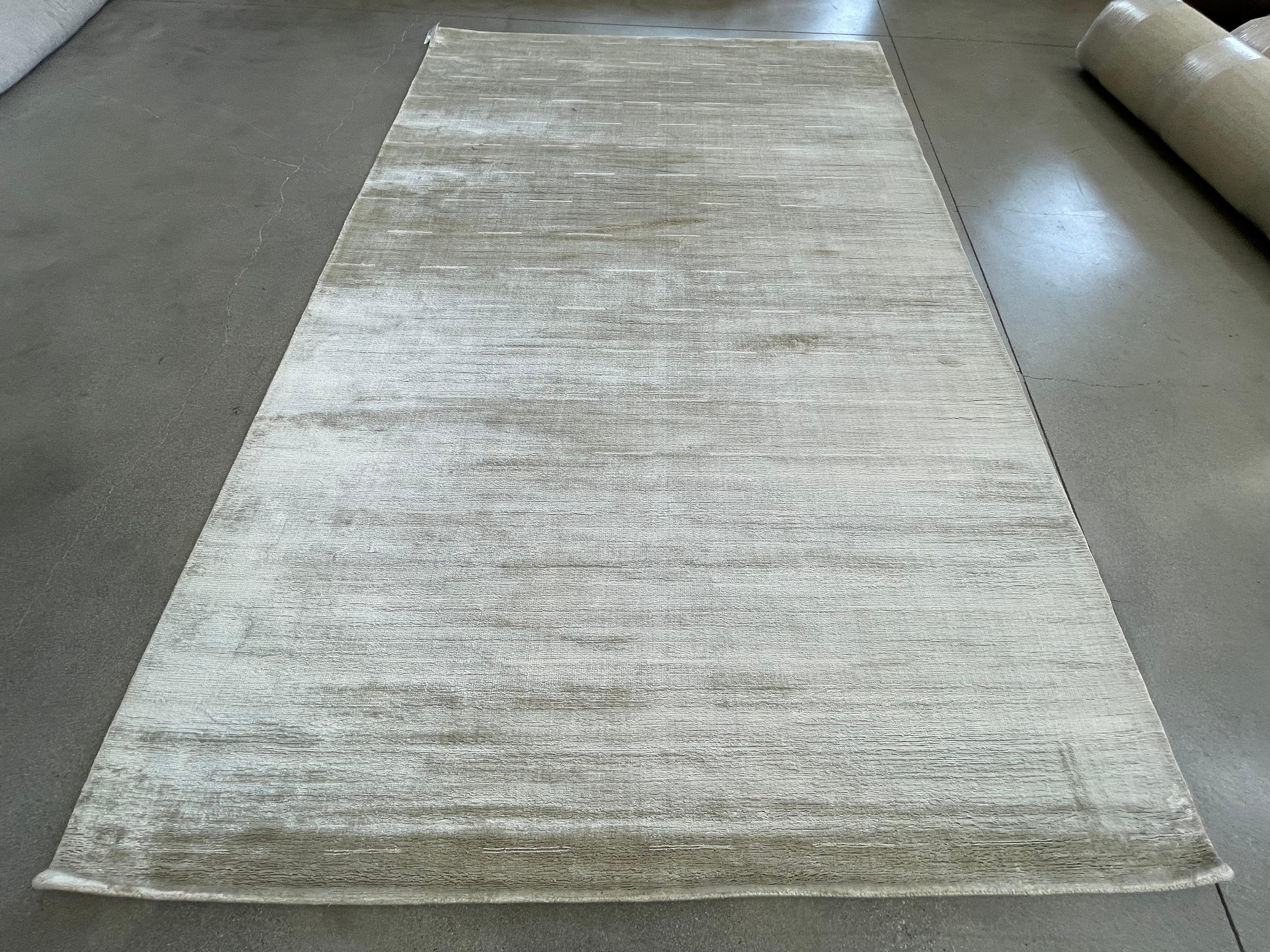 Hand-Woven Simply Luxe Light Green Area Rug - 6' x 9' For Sale