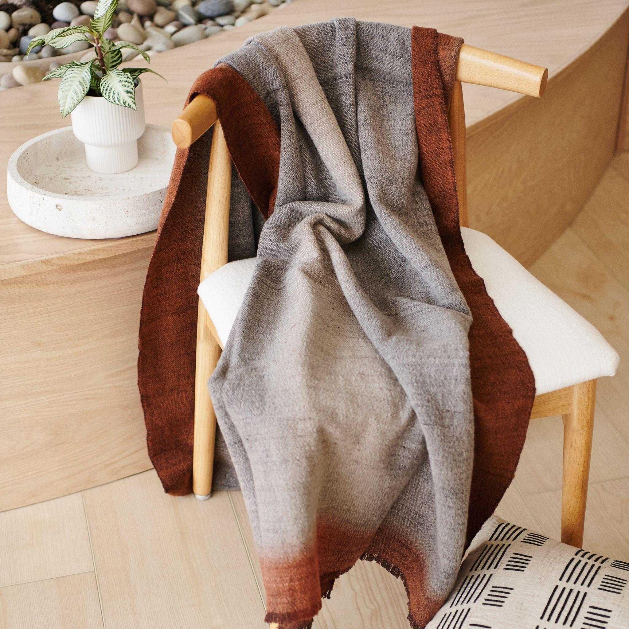 Simply Taupe Merino Throw Tejido a Mano en Marrón Topacio Negro Gris Cálido Tonos Ombre Moderno en venta