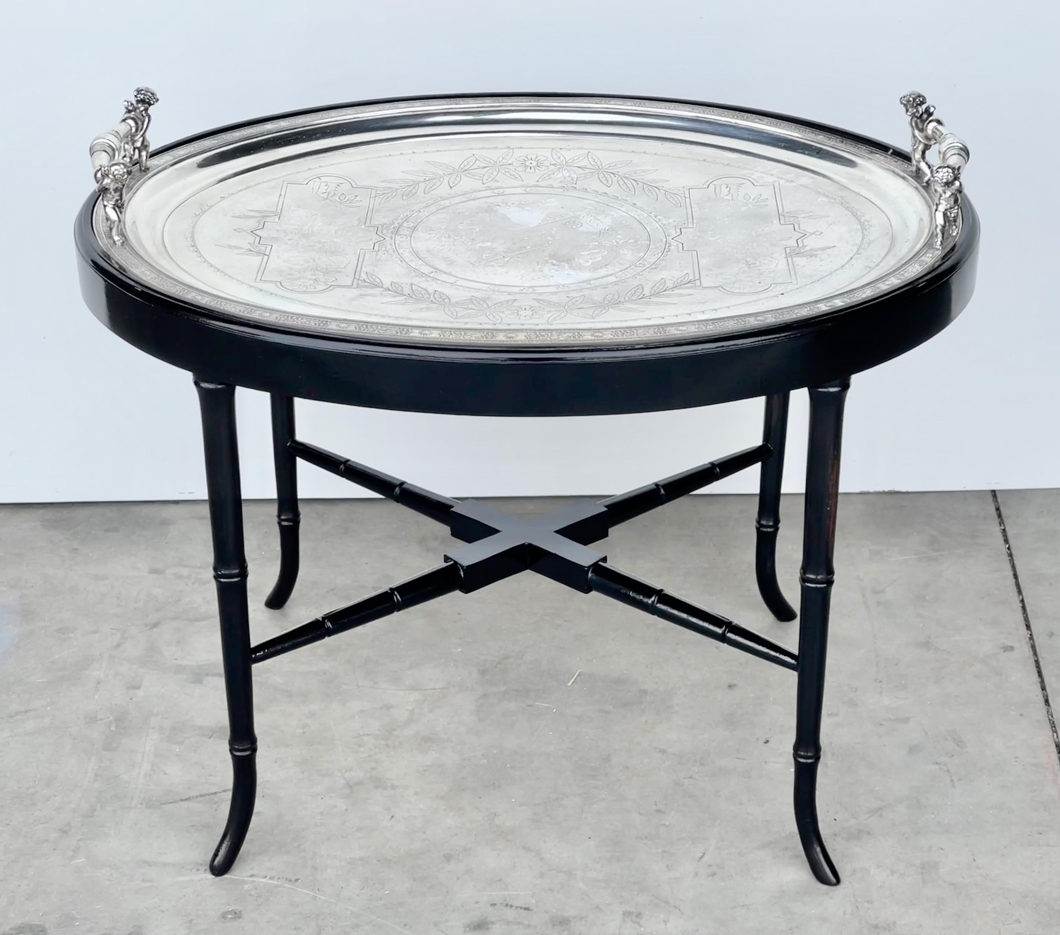 Américain Table à plateau ovale en métal argenté Simpson Hall Miller en vente