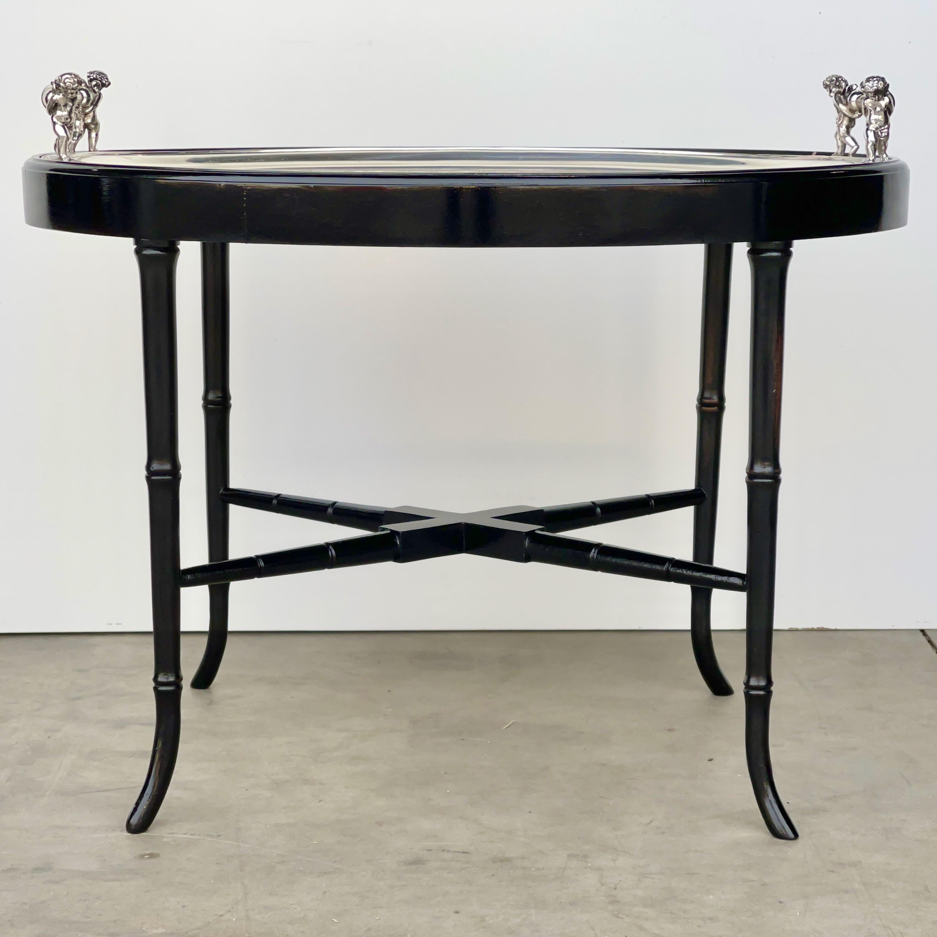 Table à plateau ovale en métal argenté Simpson Hall Miller Bon état - En vente à Hanover, MA
