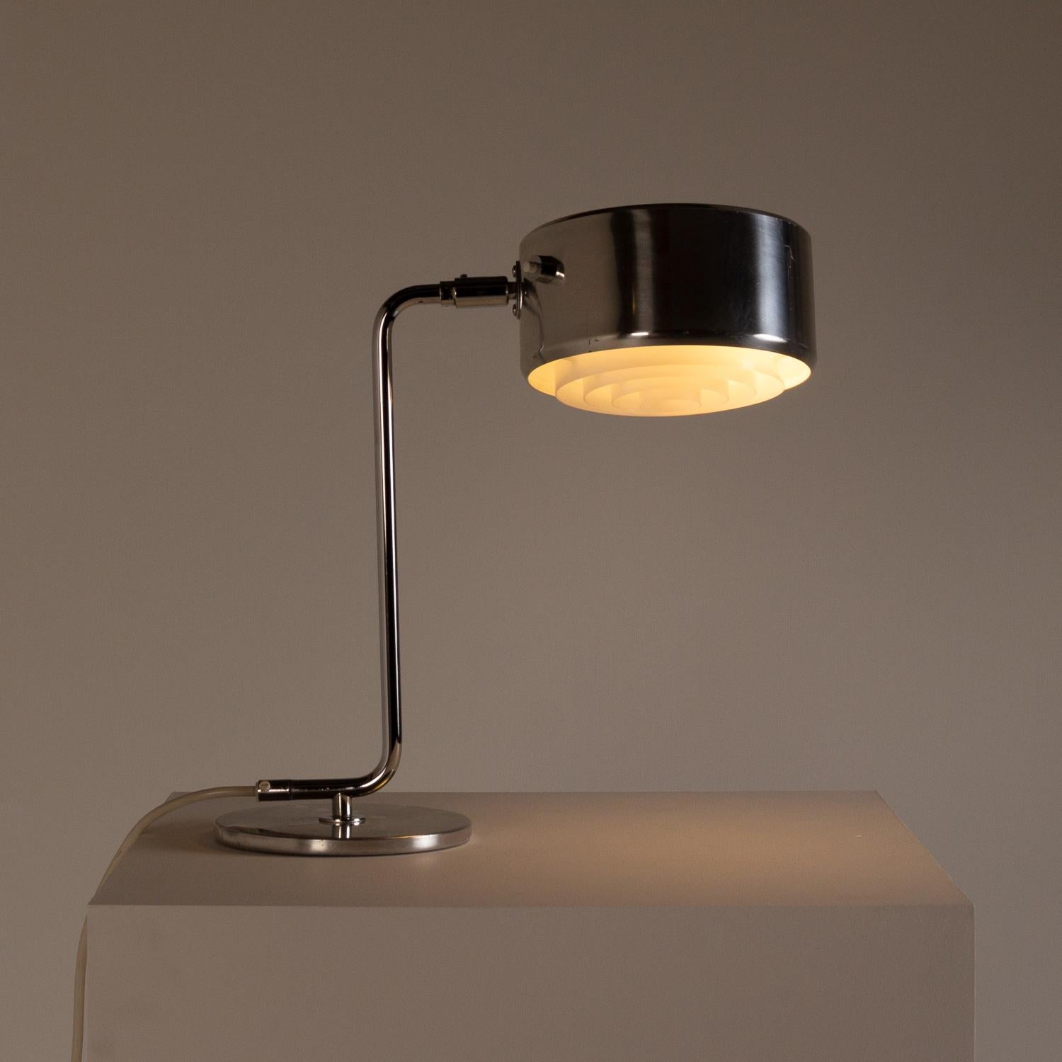 An aluminium Simris or Olympia desk light by Anders Pehrson for Ateljé Lyktan, Åhus, Sweden, 1970s. The light has two light bulbs which can be illuminated individually or together. The Simris or Olympia light was used in the participants’