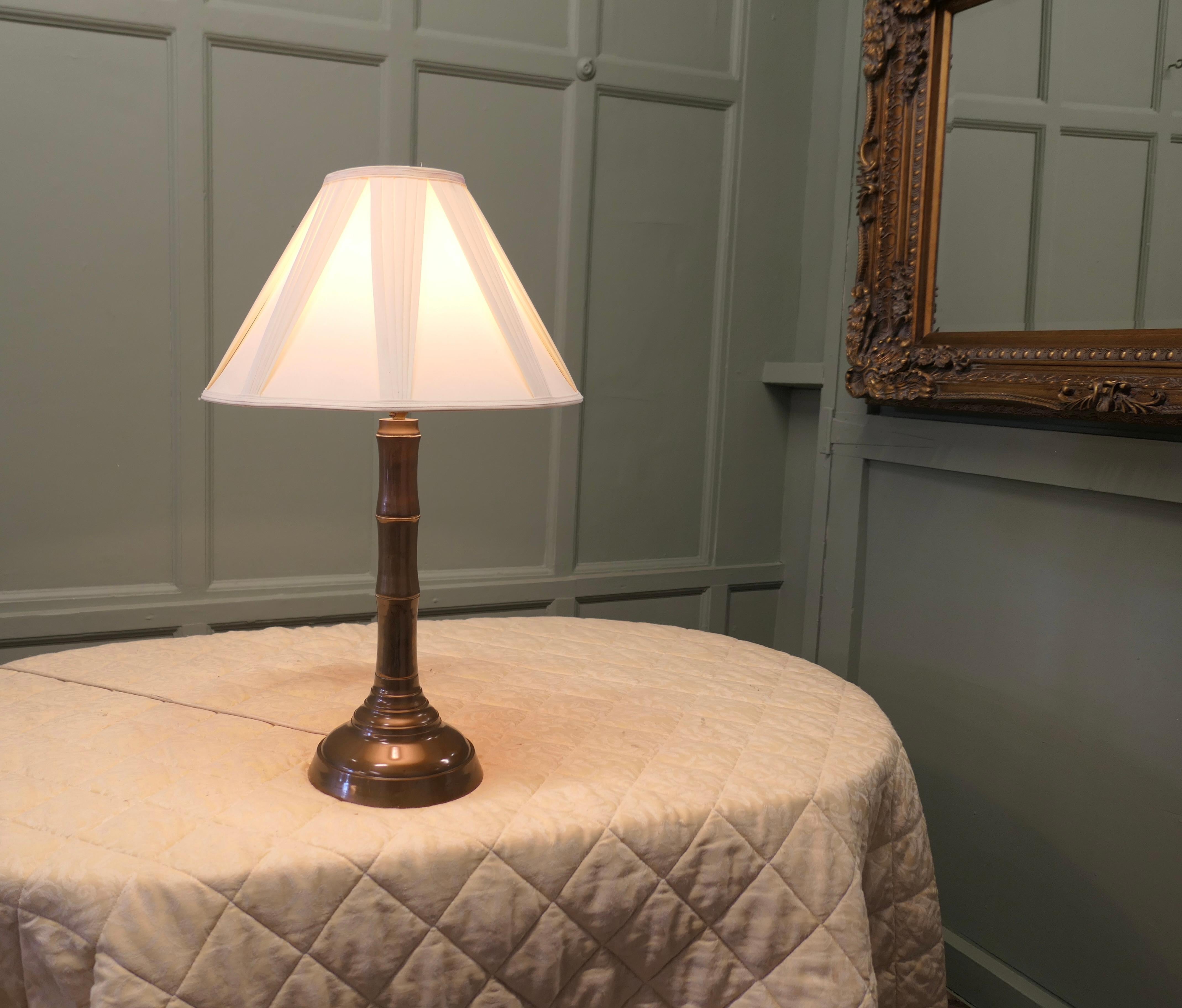 Lampada da tavolo in ottone con bambù simulato  


Un pezzo molto bello, la base della lampada è una colonna massiccia trasformata in un bambù gigante. 
La lampada è perfettamente funzionante e il paralume è molto bello e plissettato.
La lampada è