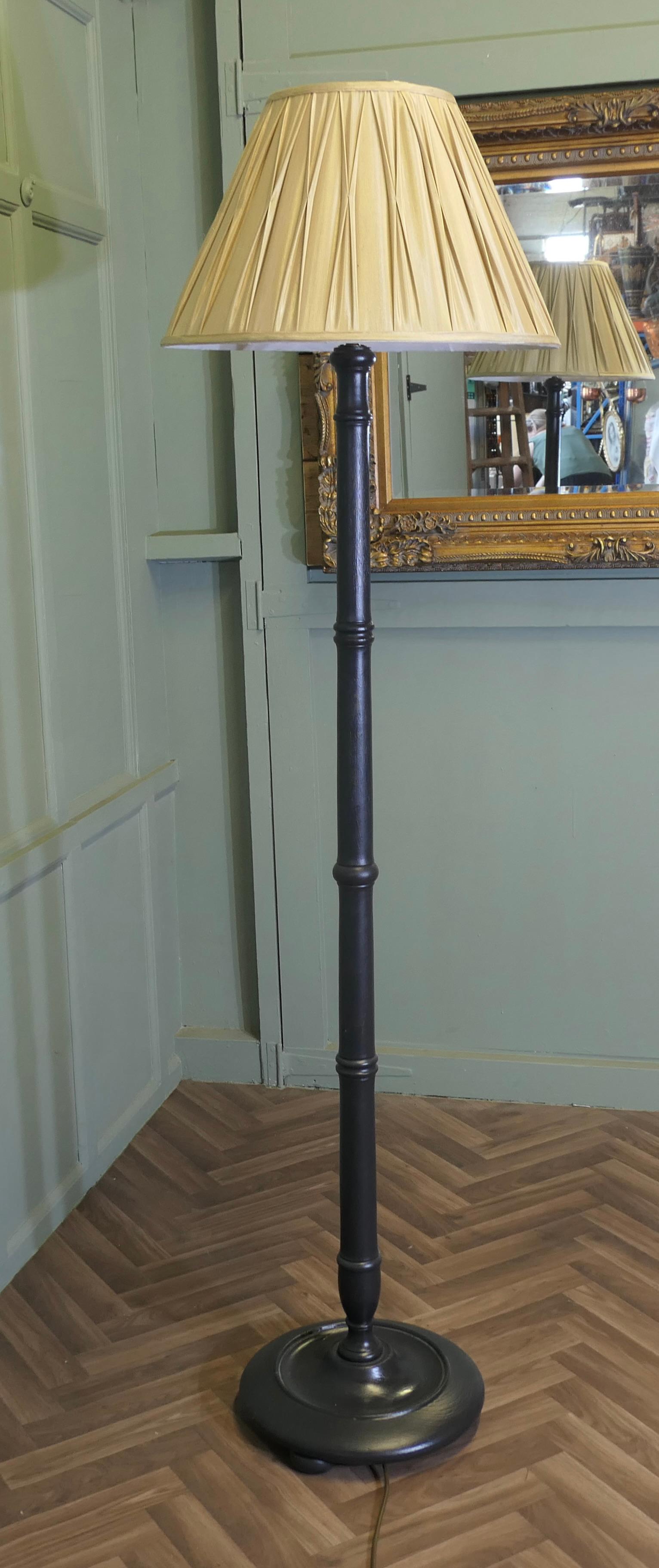 
Parquet en simili-bambou  Lampe  


Une pièce très attrayante, la base de la lampe est tournée et elle a une colonne noire massive tournée pour ressembler à un bambou géant. 
La lampe est en état de marche et l'abat-jour est plissé en soie.
La