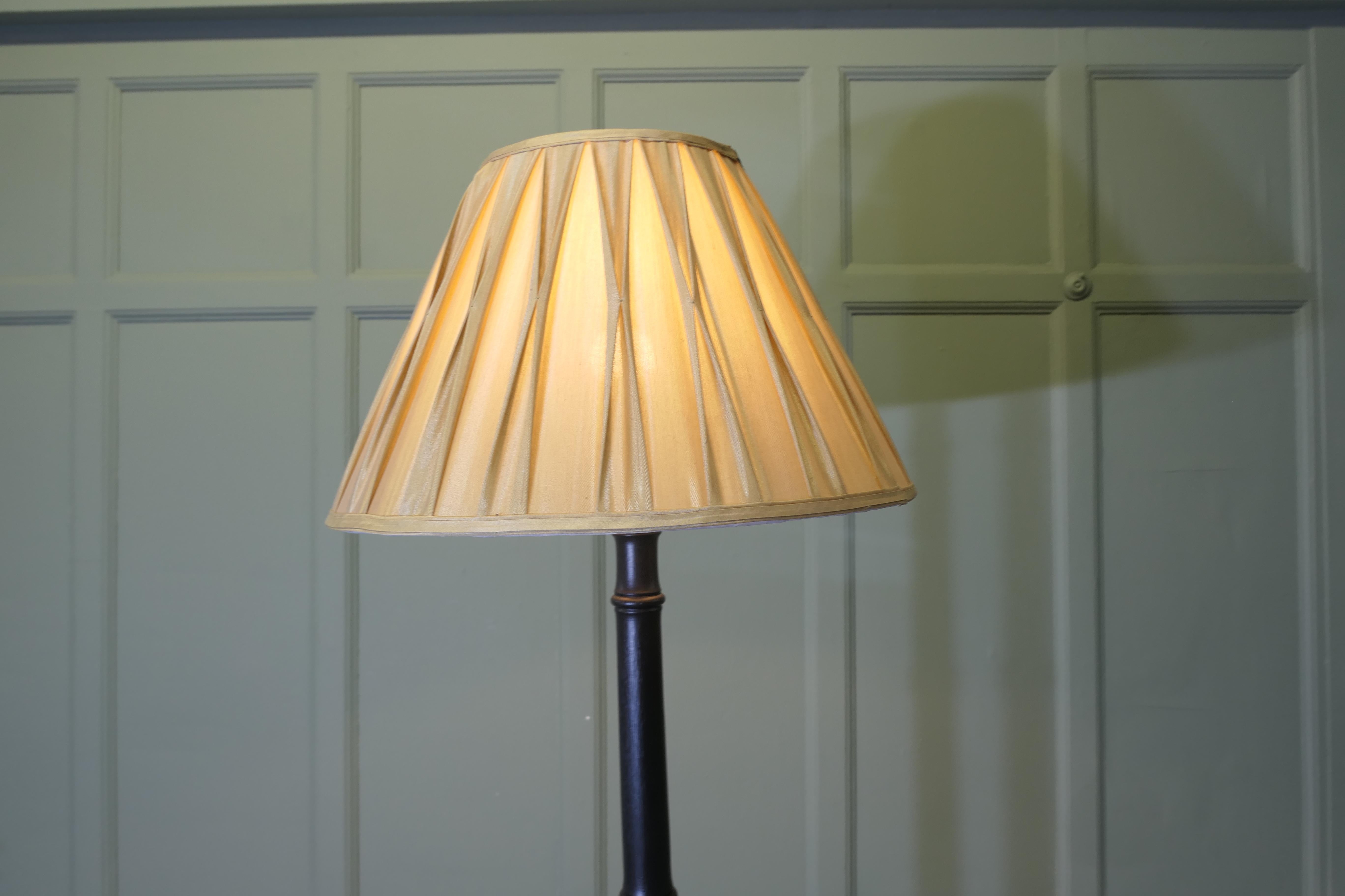 Parquet en simili-bambou  Lampe     Une pièce très attrayante en vente 1