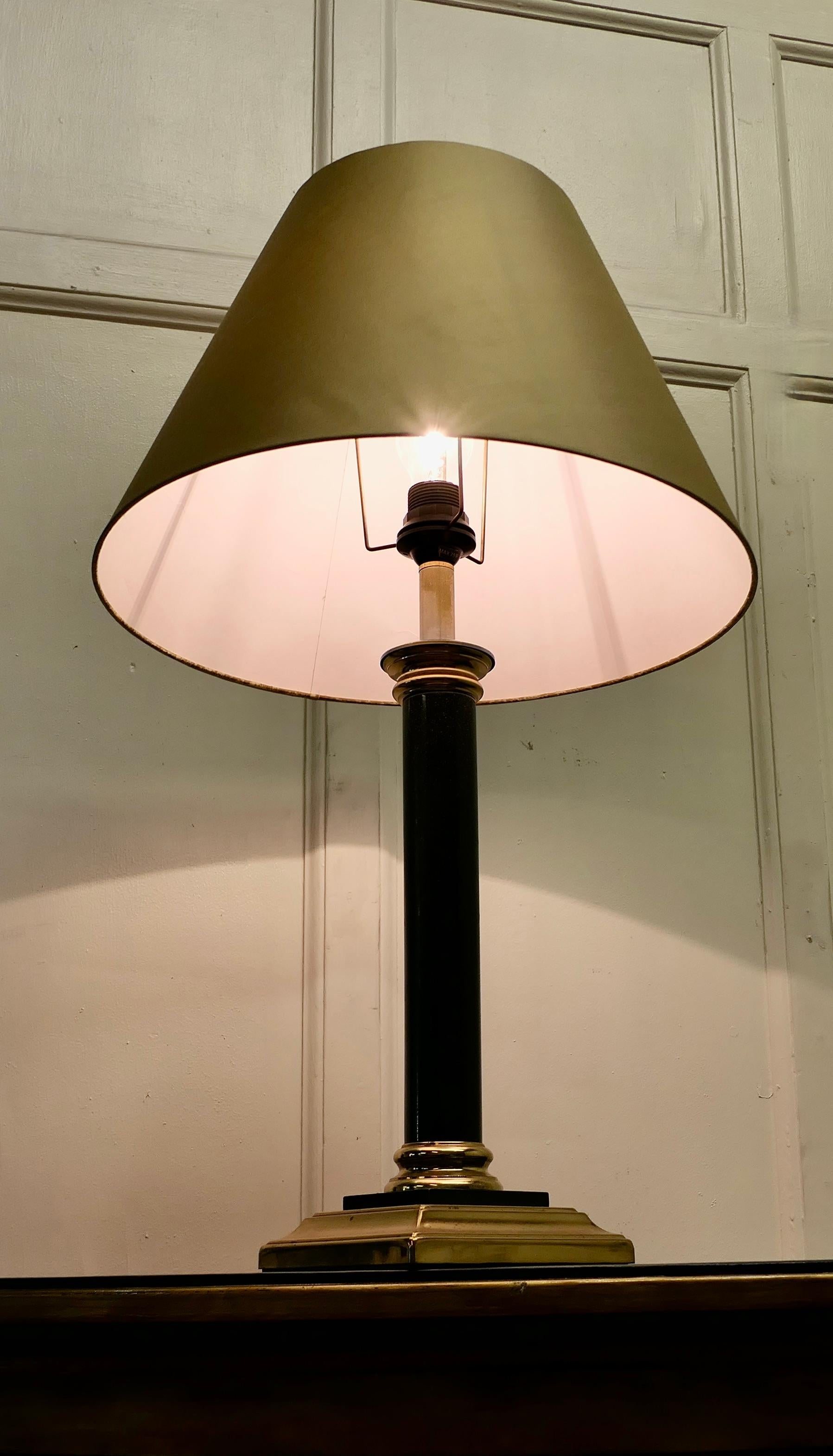 Simulated Granite Corinthian Column Brass Table Lamp  In Good Condition For Sale In Chillerton, Isle of Wight