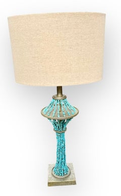 Lampe de table avec abat-jour en lin, simulant des brins de turquoise enfilés à la main